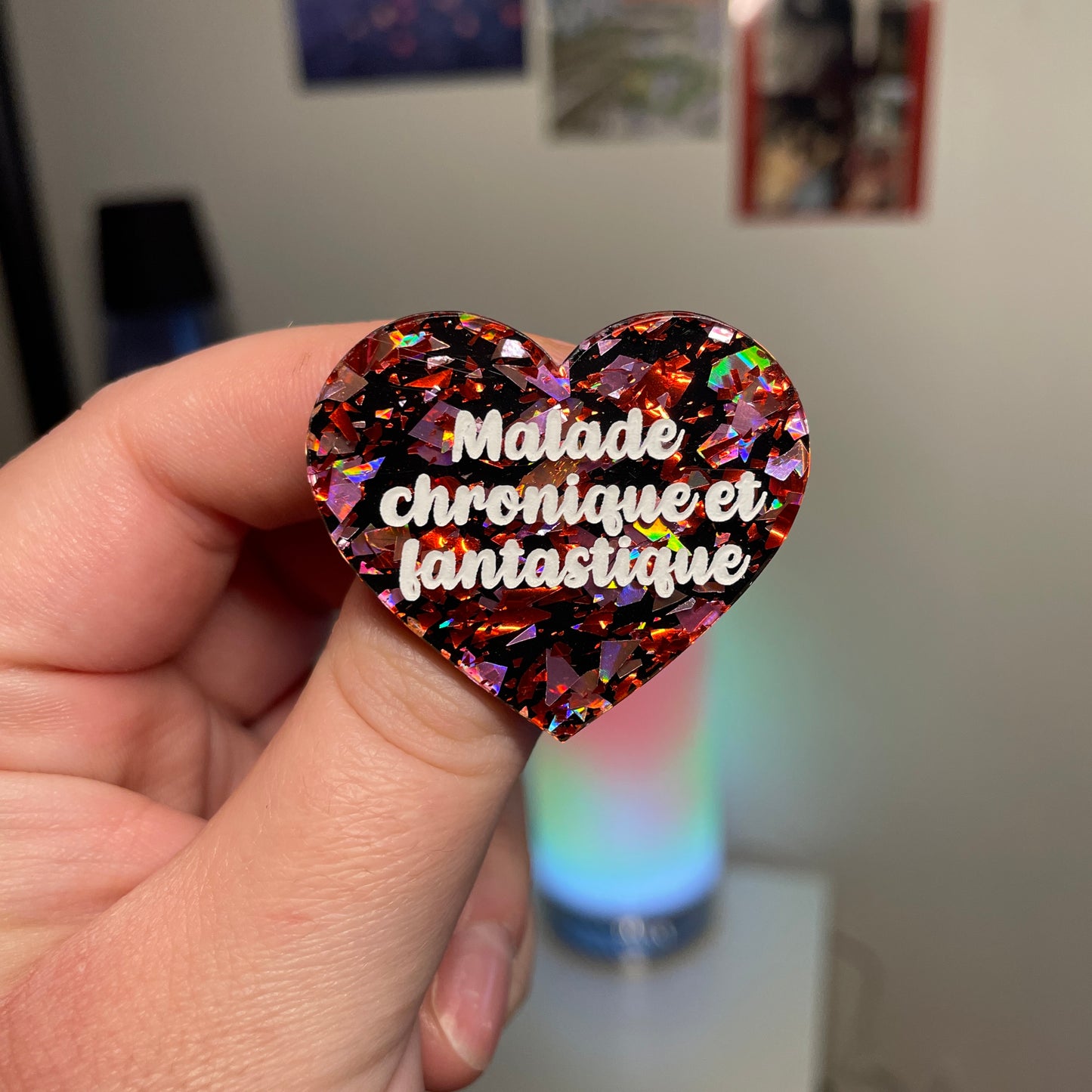 [Contrôle technique] Broche "Malade chronique et fantastique" en acrylique noire avec des éclats de confettis rouges et roses