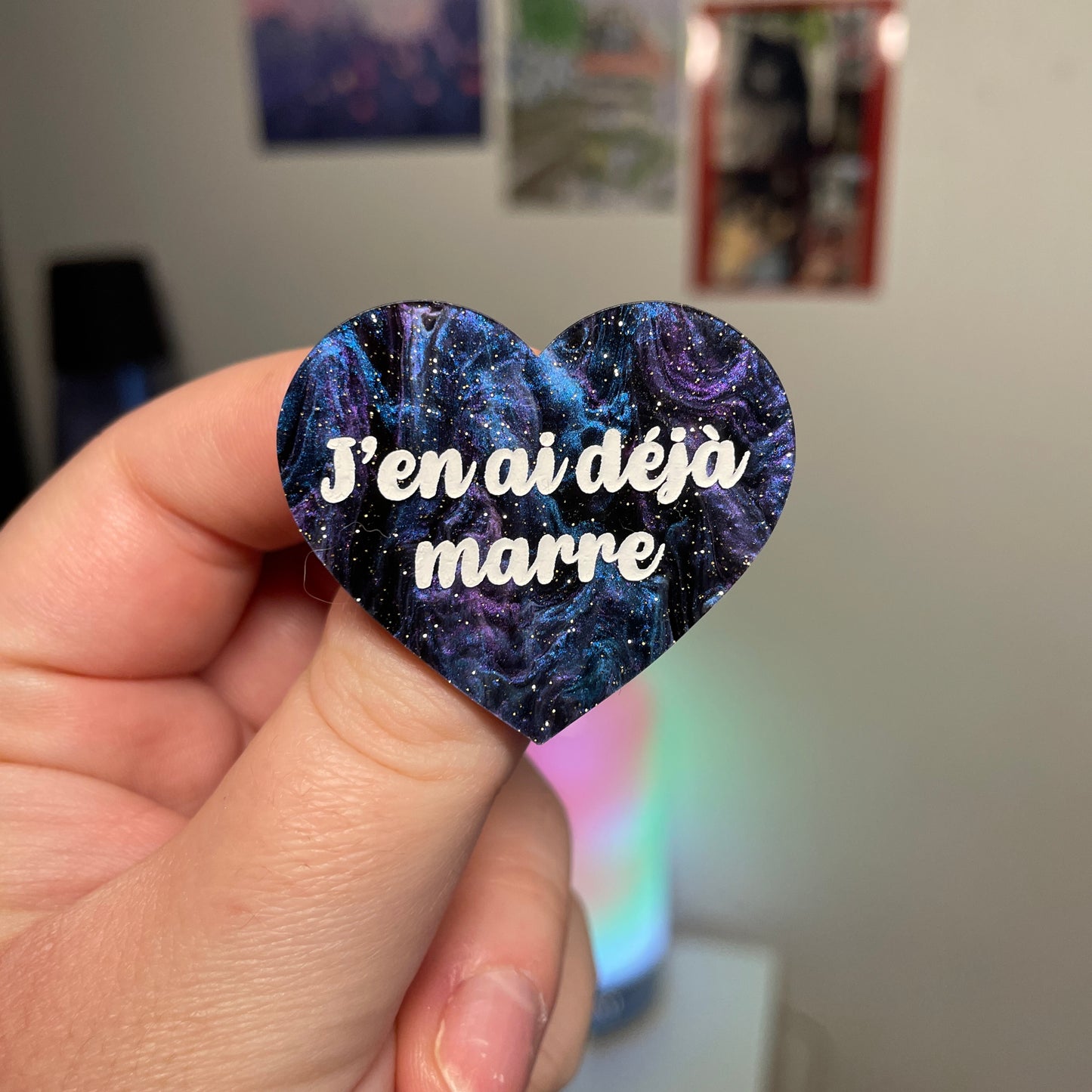 [Contrôle technique] Broche "J'en ai déjà marre" en acrylique marbrée bleue, noire et violette à paillettes