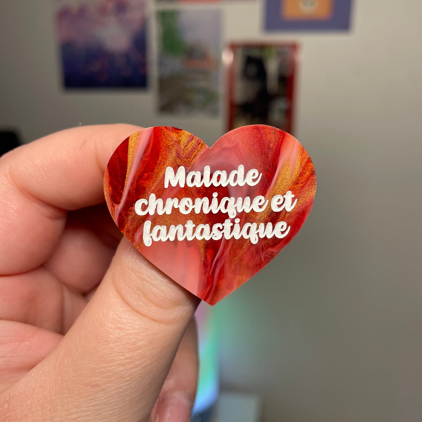 [Contrôle technique] Broche "Malade chronique et fantastique" en acrylique marbrée rouge, blanche et dorée