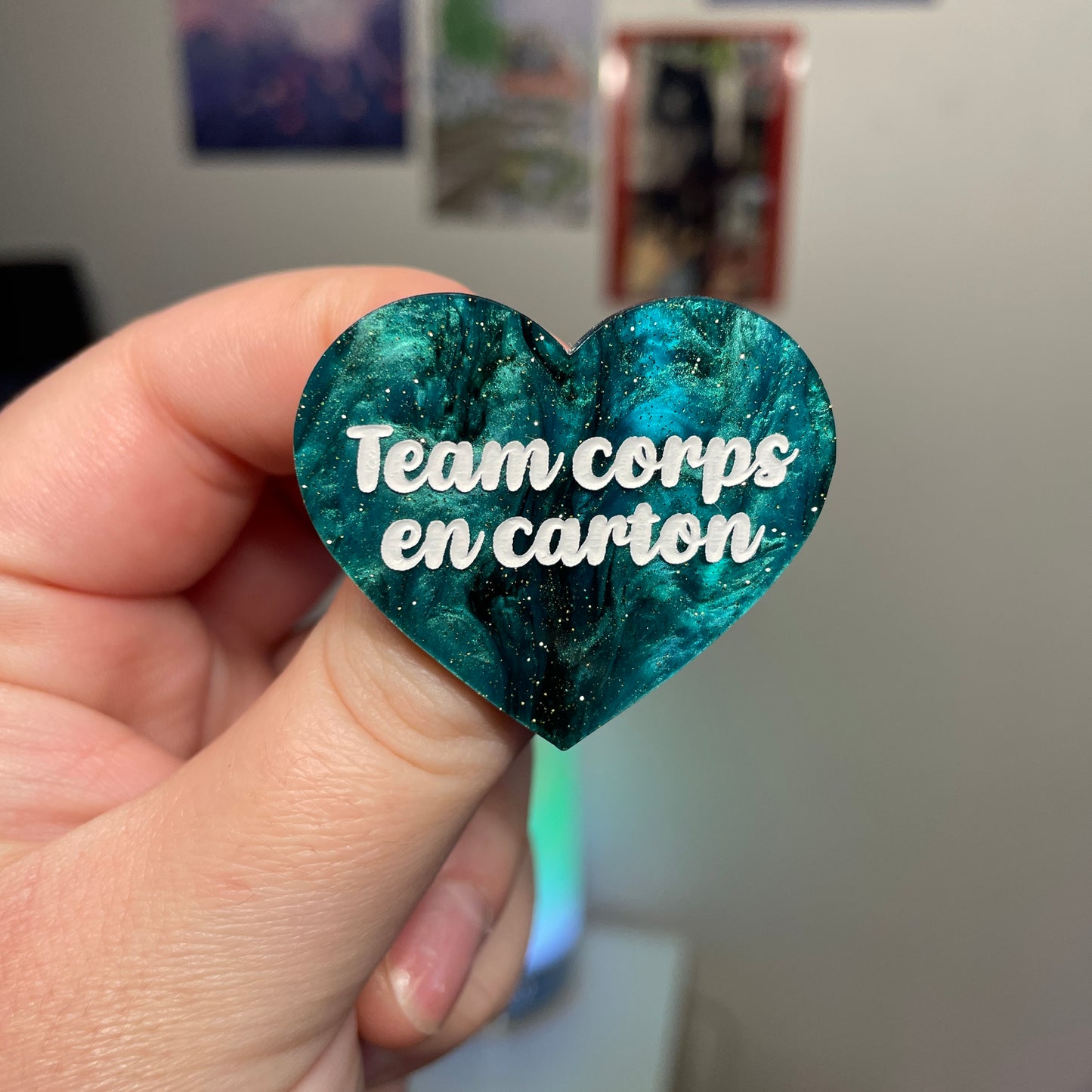 [Contrôle technique] Broche "Team corps en carton" en acrylique marbrée verte et noire à paillettes