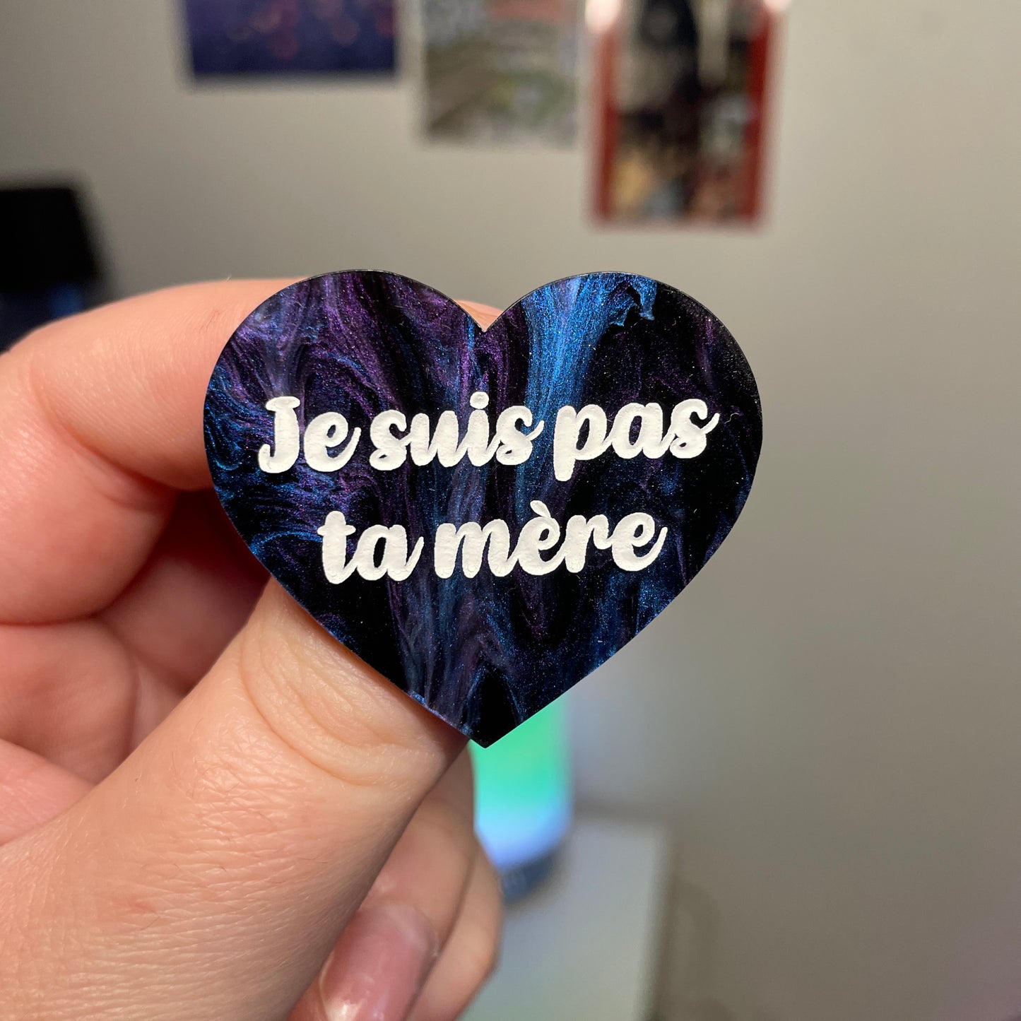 [Contrôle technique] Broche "Je suis pas ta mère" en acrylique marbrée noire, bleue et violette