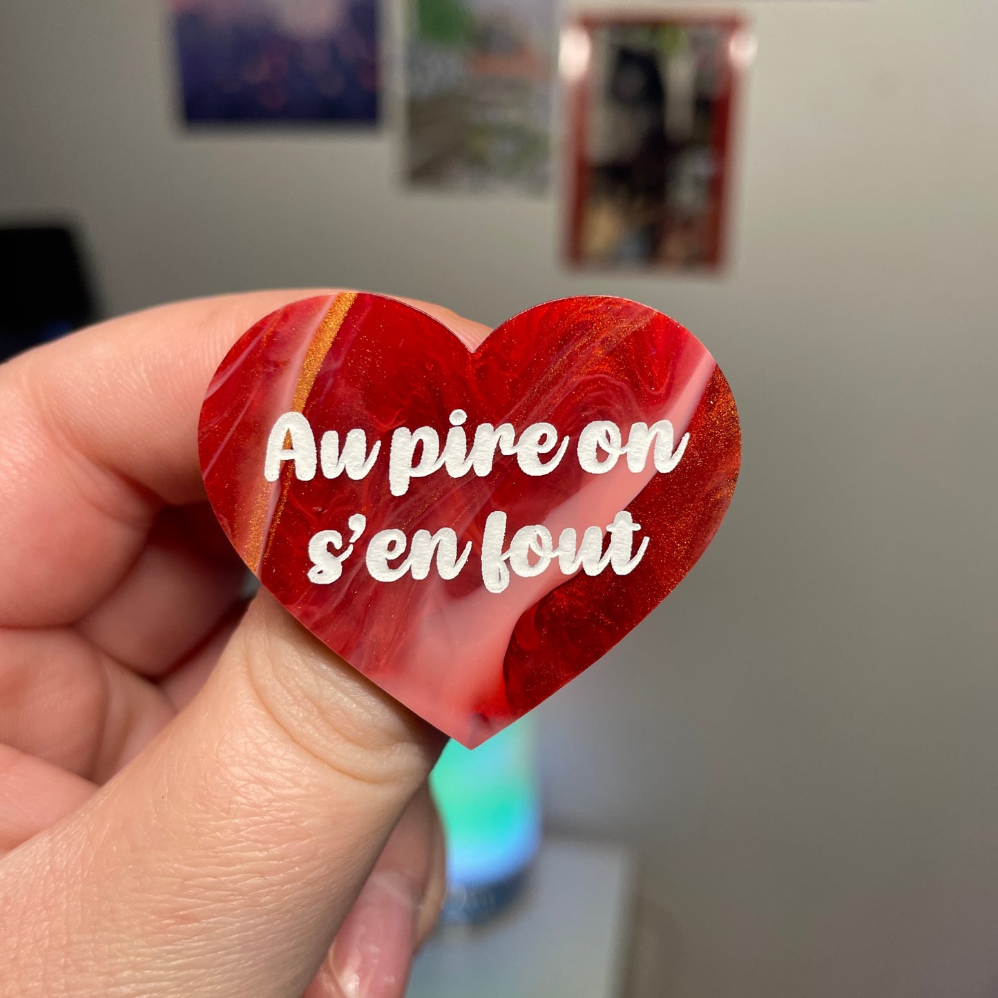 [Contrôle technique] Broche "Au pire on s'en fout" en acrylique marbrée rouge, blanche et dorée