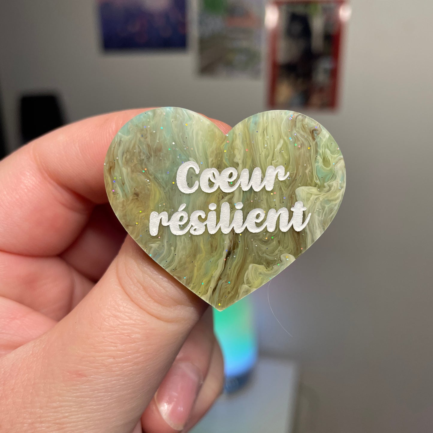 [Contrôle technique] Broche "Coeur résilient" en acrylique marbrée marron et bleue
