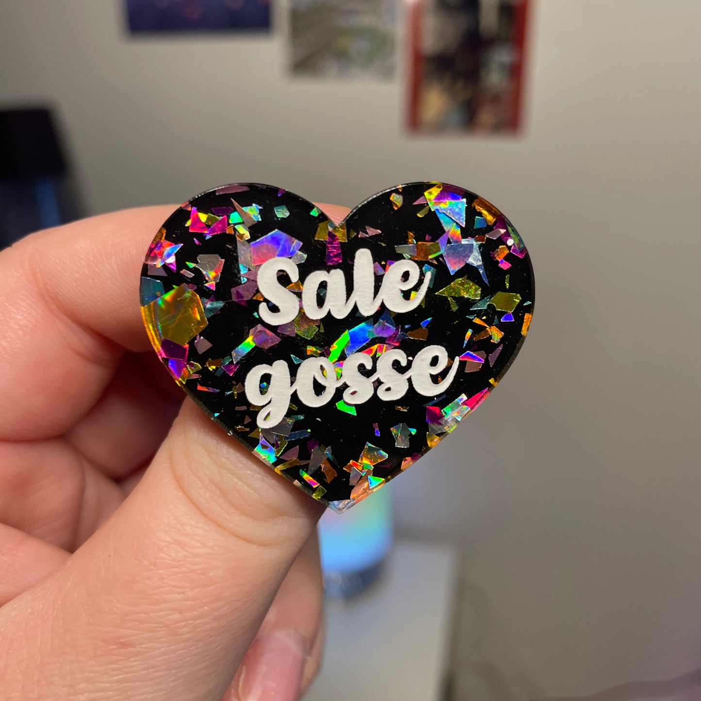 [Contrôle technique] Broche "Sale gosse" en acrylique noire avec des éclats de confettis multicolores