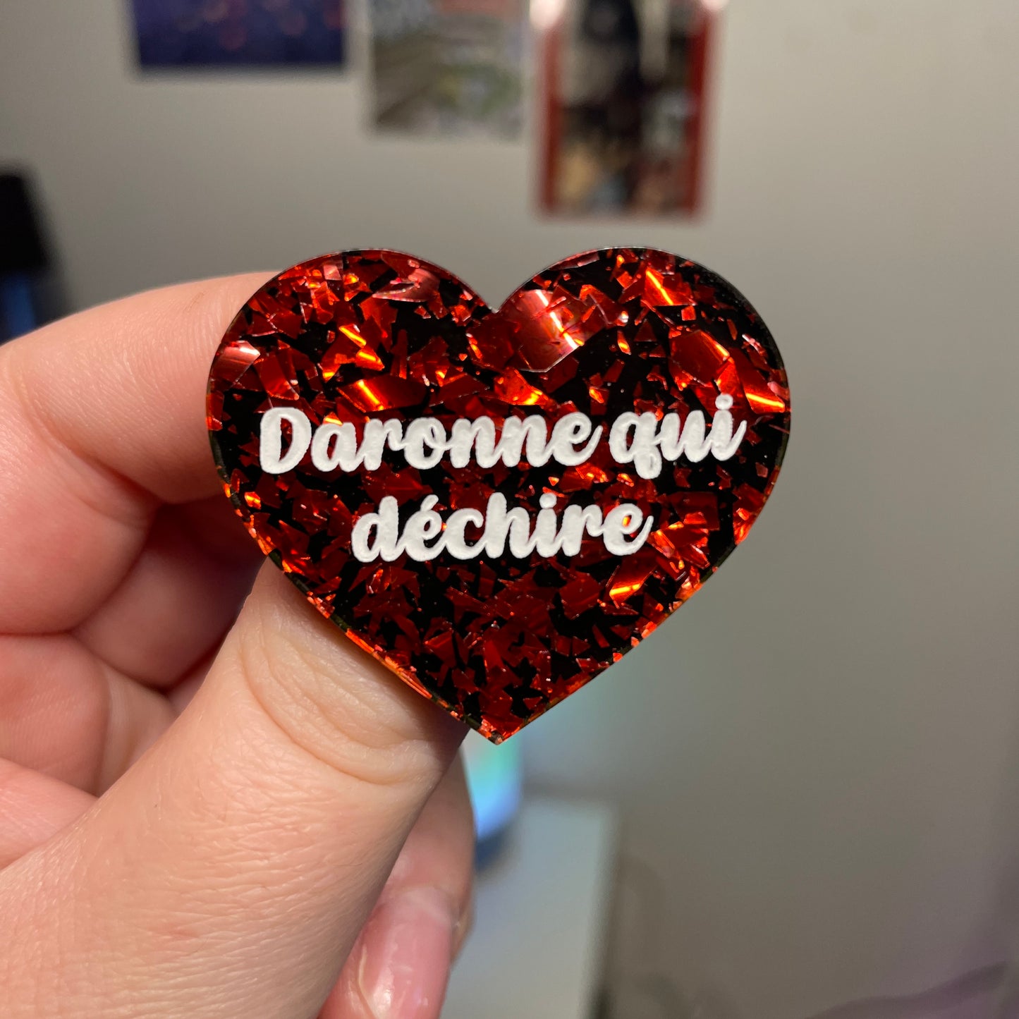[Contrôle technique] Broche "Daronne qui déchire" en acrylique noire avec des éclats de confettis rouges