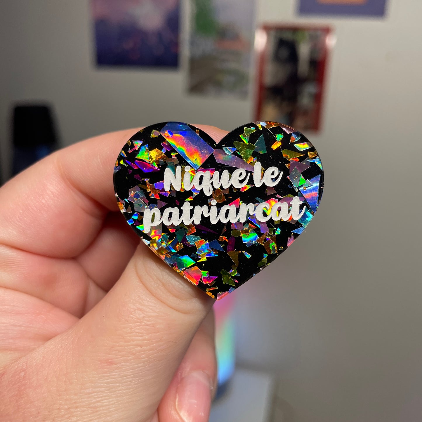 [Contrôle technique] Broche "Nique le patriarcat" en acrylique noire avec des éclats de confettis multicolores