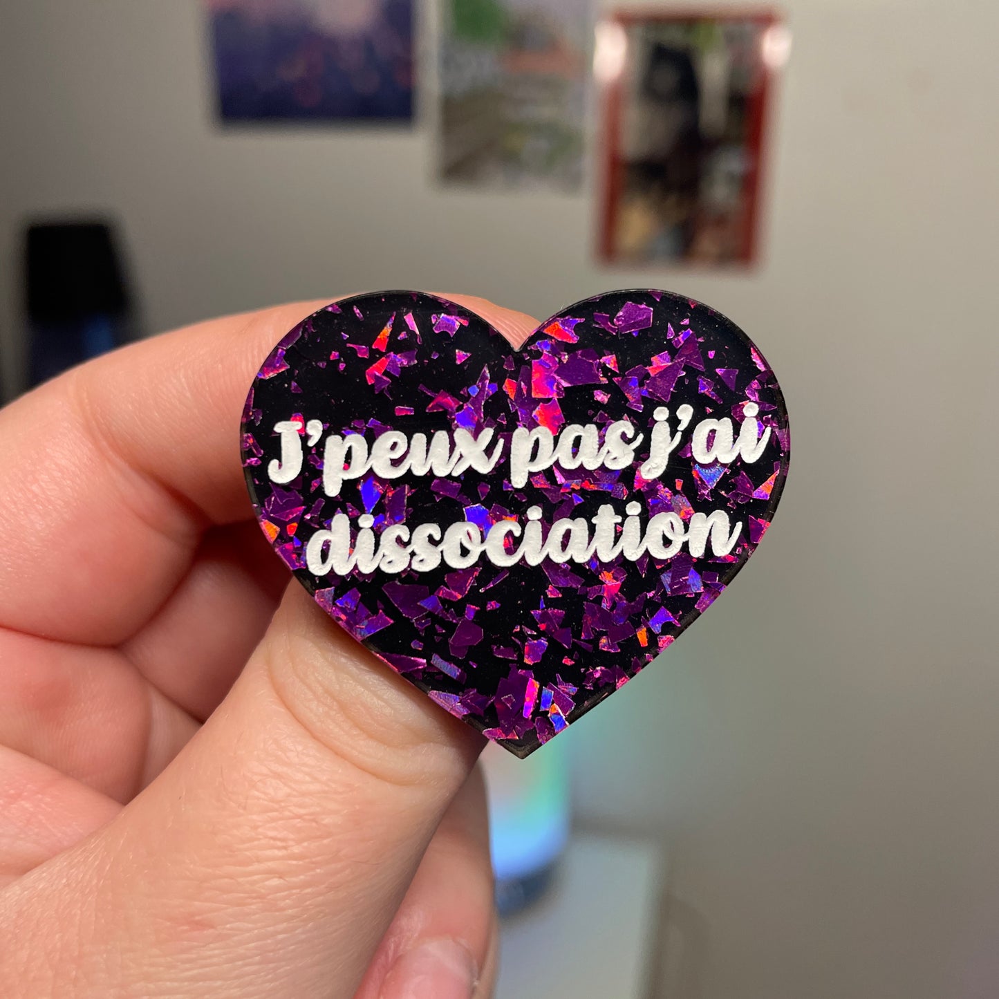 [Contrôle technique] Broche "J'peux pas j'ai dissociation" en acrylique noire avec des éclats de confettis violets