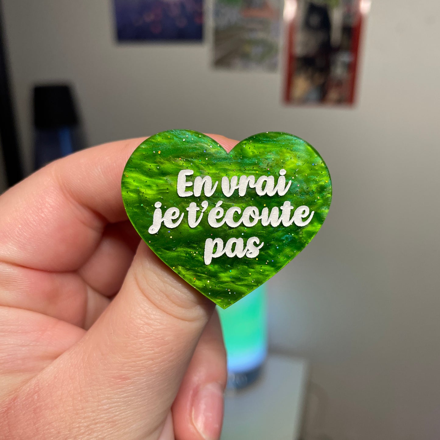 [Contrôle technique] Broche "En vrai je t'écoute pas" en acrylique marbrée verte à paillettes