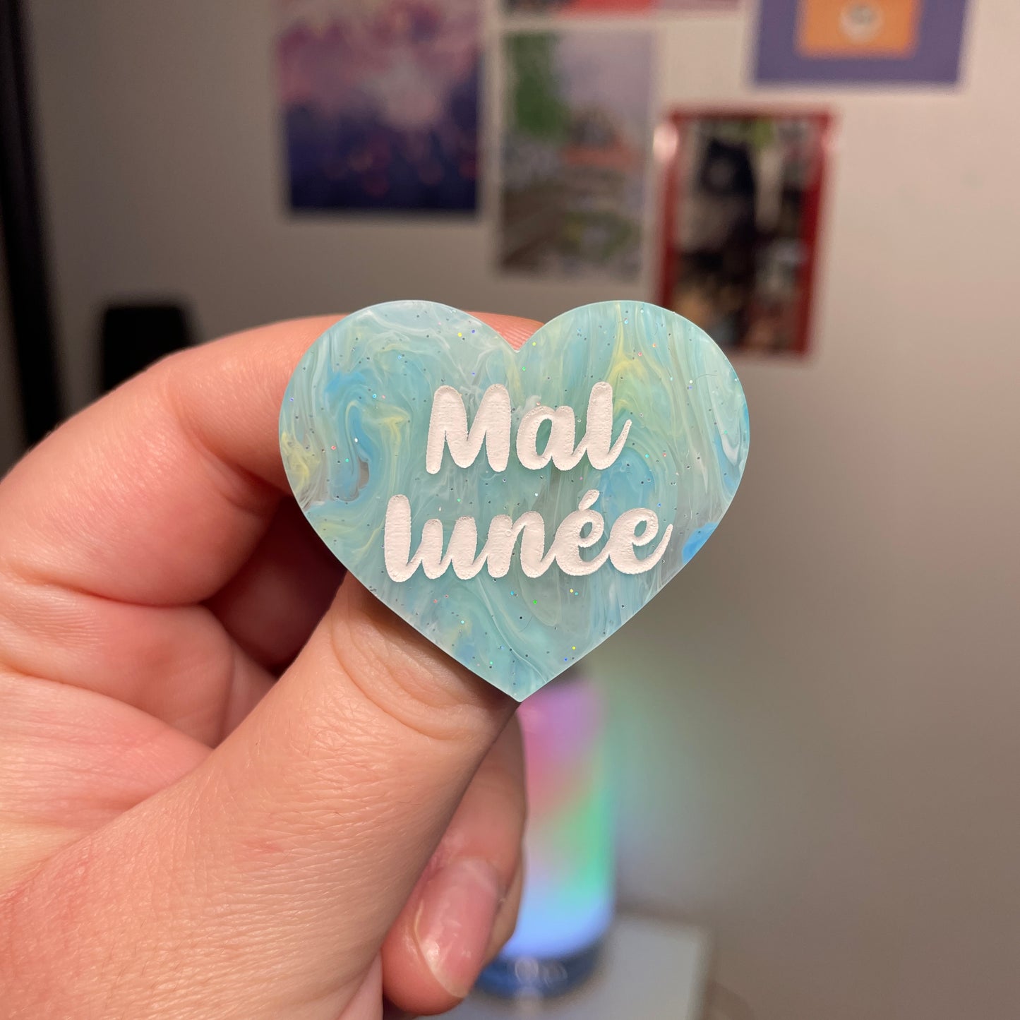 [Contrôle technique] Broche "Mal lunée" en acrylique marbrée bleue et jaune