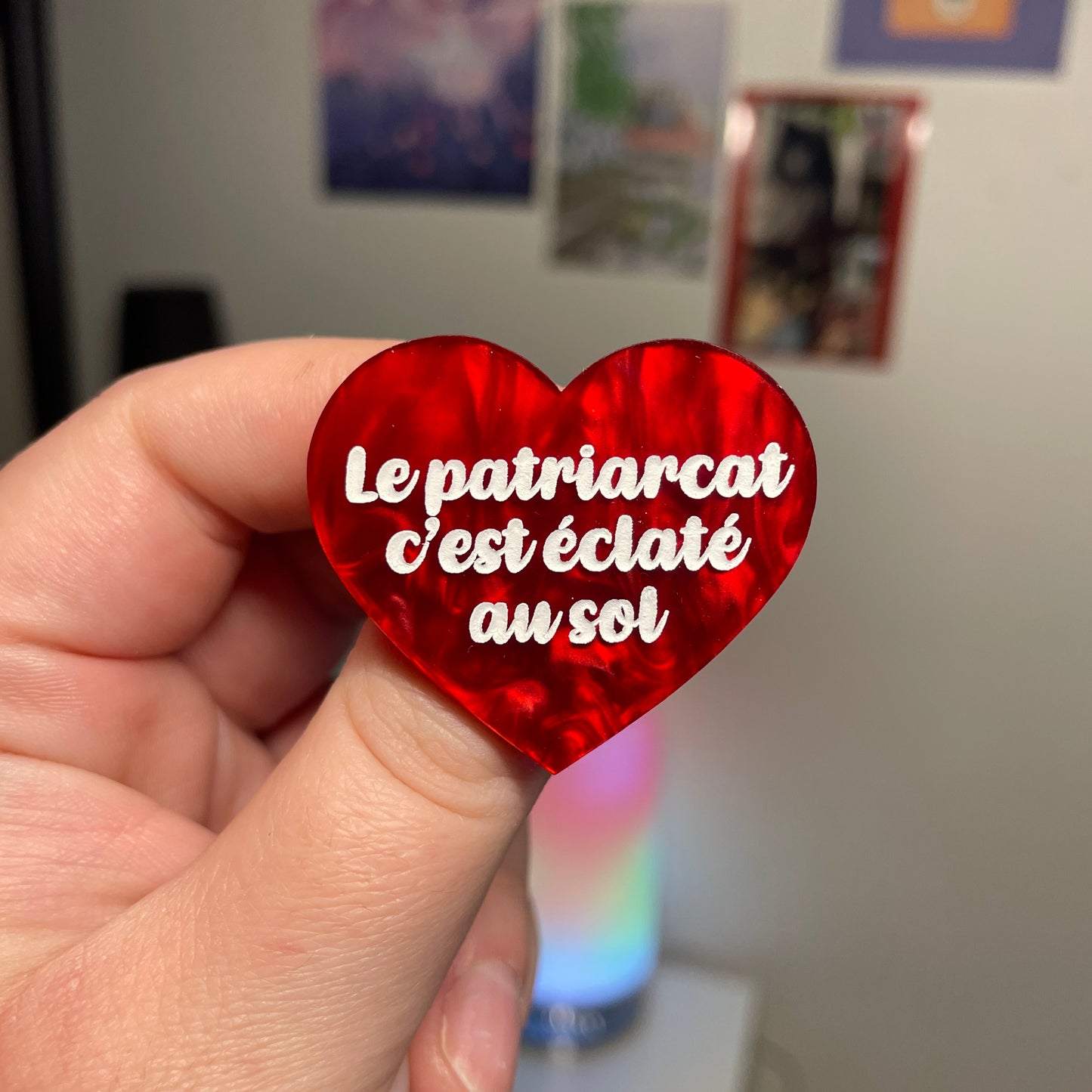 [Contrôle technique] Broche "Le patriarcat c'est éclaté au sol" en acrylique marbrée rouge