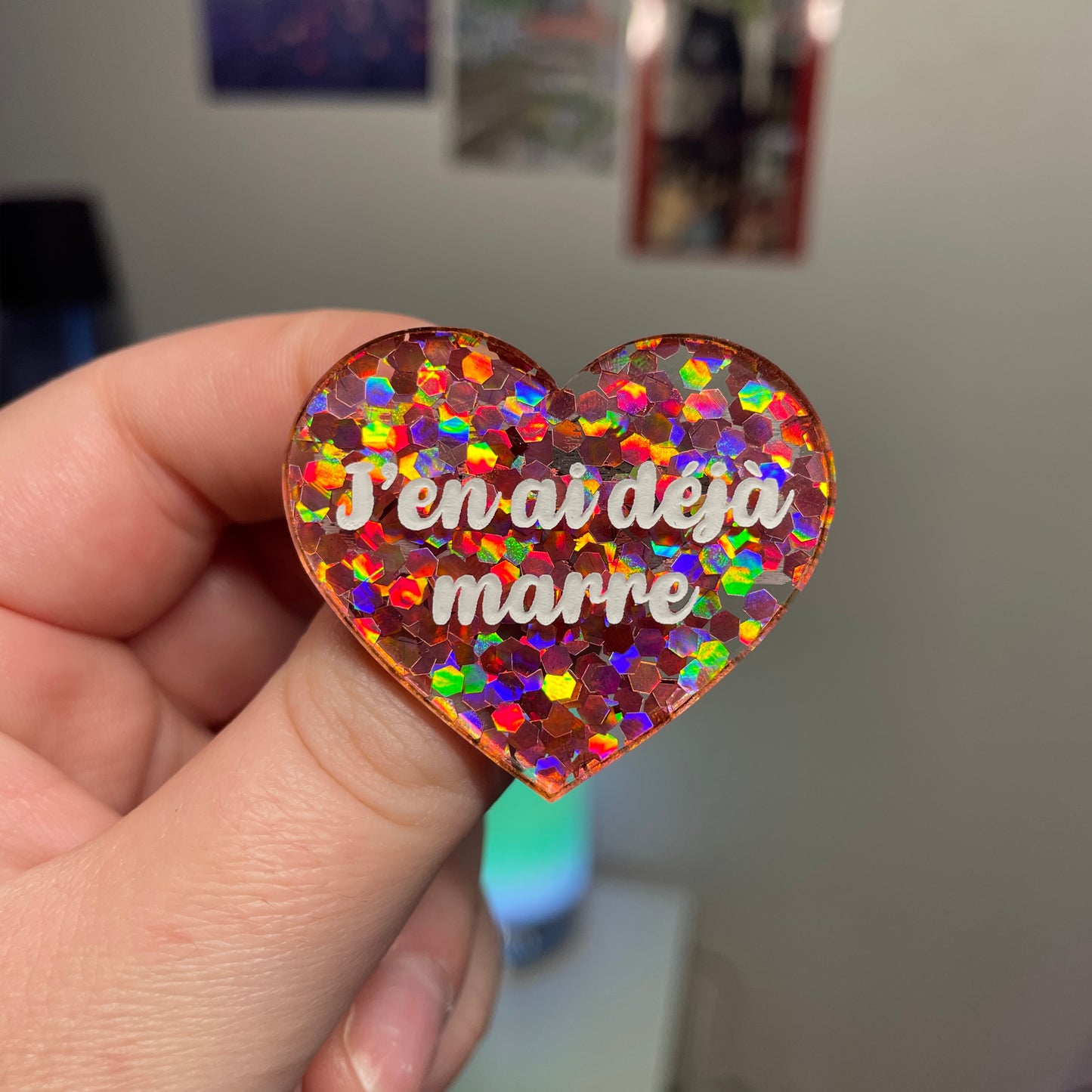 [Contrôle technique] Broche "J'en ai déjà marre" en acrylique semi transparente avec des confettis corail