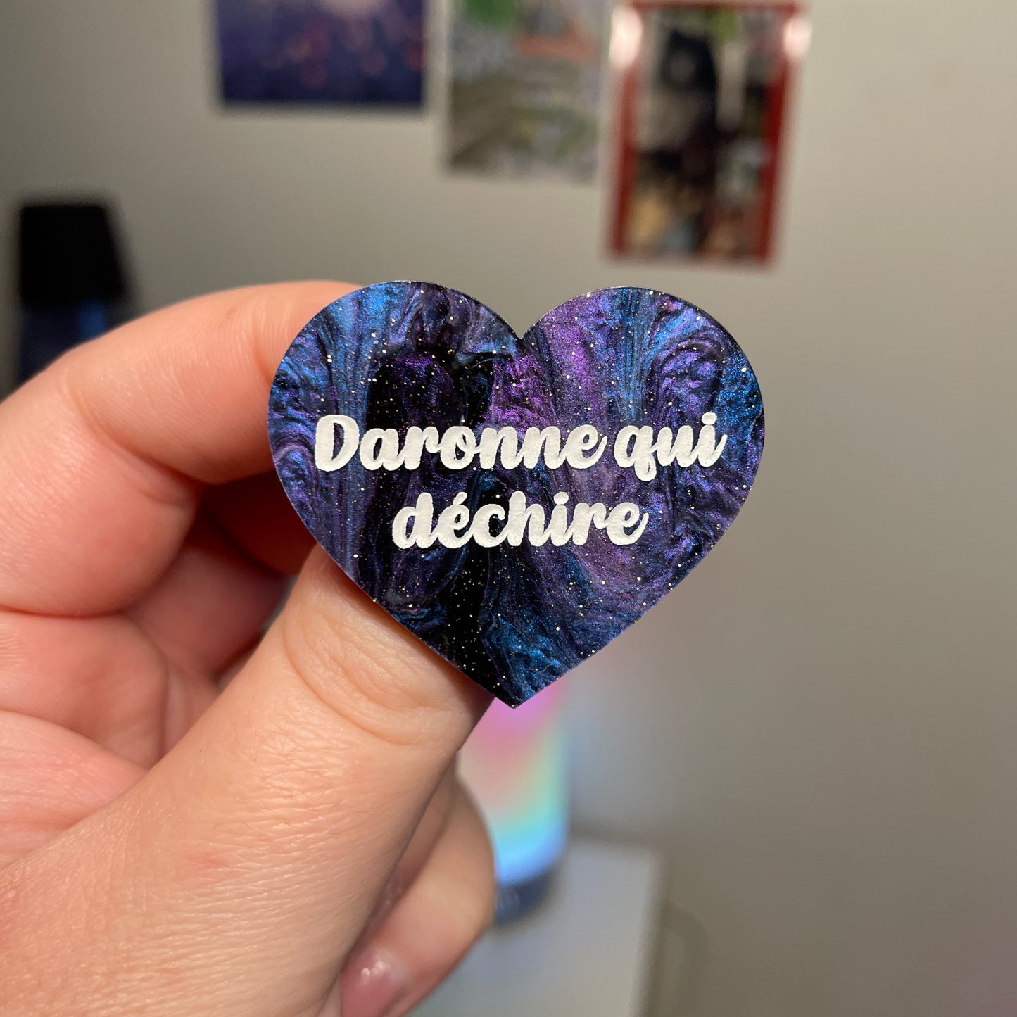 [Contrôle technique] Broche "Daronne qui déchire" en acrylique marbrée bleue, noire et violette à paillettes