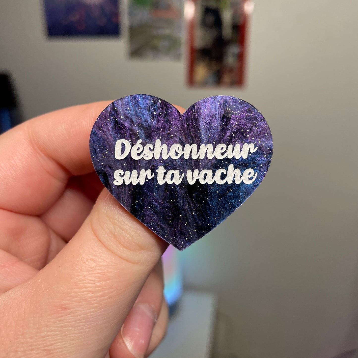 [Contrôle technique] Broche "Déshonneur sur ta vache" en acrylique marbrée bleue, noire et violette à paillettes