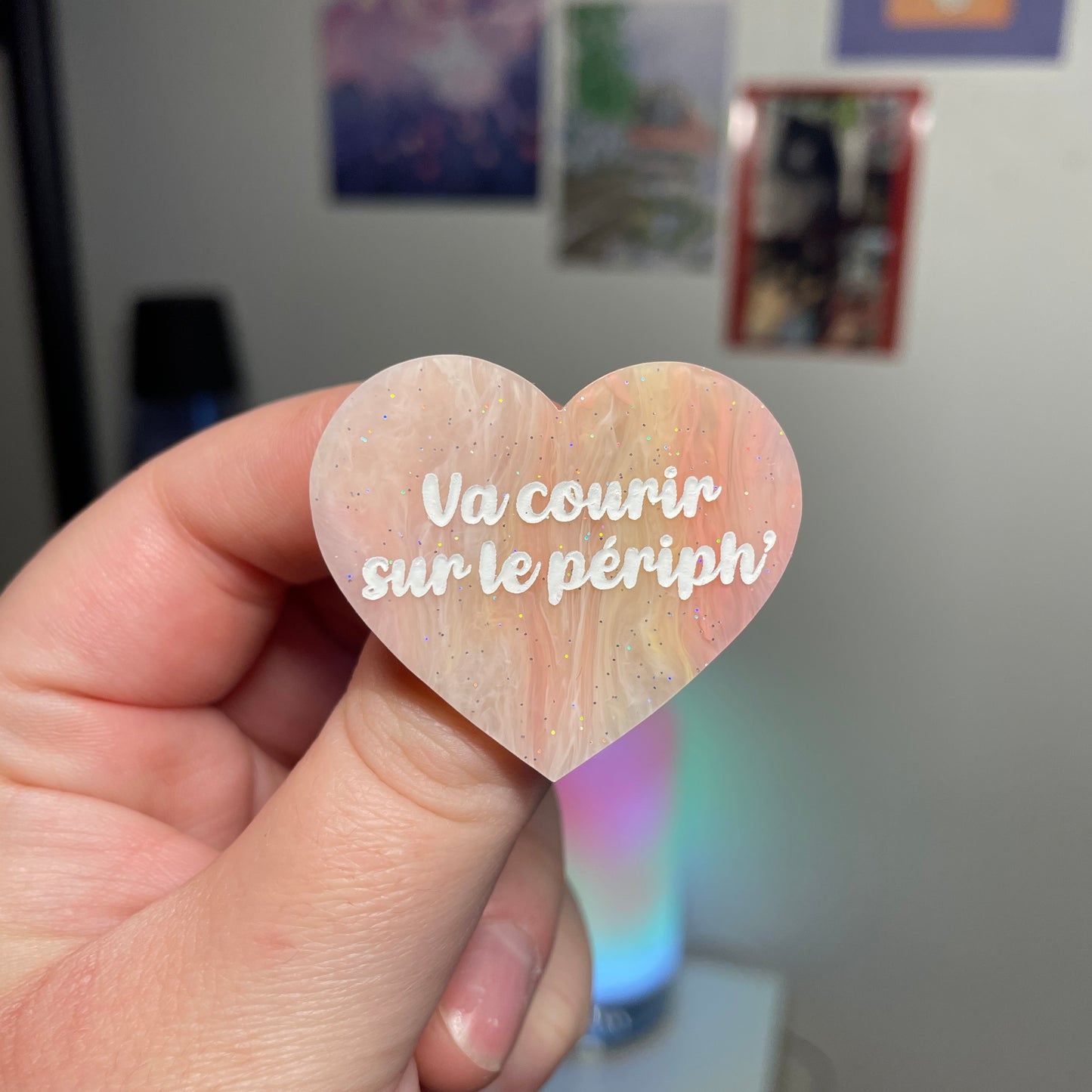 [Contrôle technique] Broche "Va courir sur le périph'" en acrylique marbrée corail, jaune et blanche à paillettes