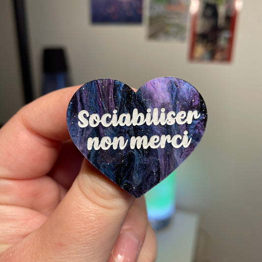 [Contrôle technique] Broche "Sociabiliser non merci" en acrylique marbrée bleue, noire et violette à paillettes
