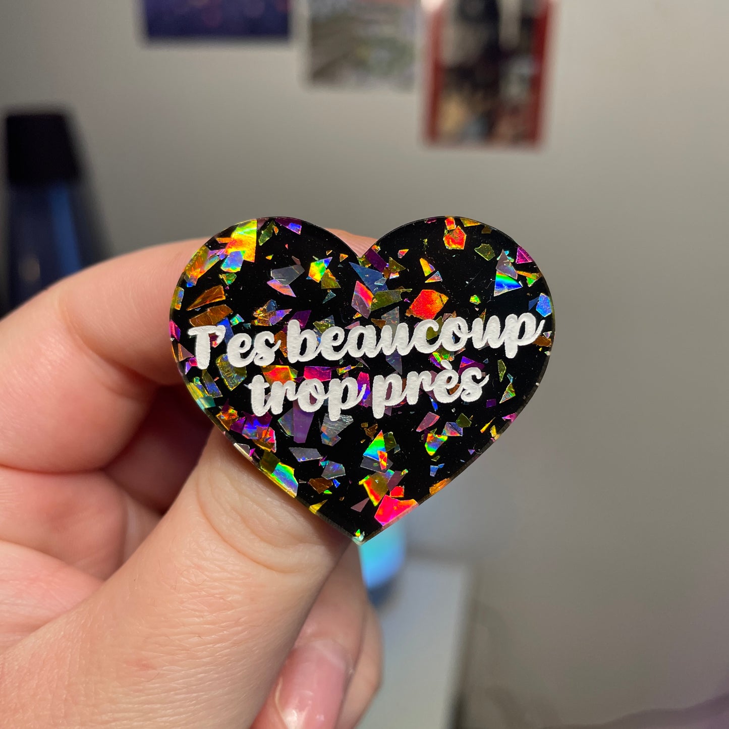 [Contrôle technique] Broche "T'es beaucoup trop près" en acrylique noire avec des éclats de confettis multicolores