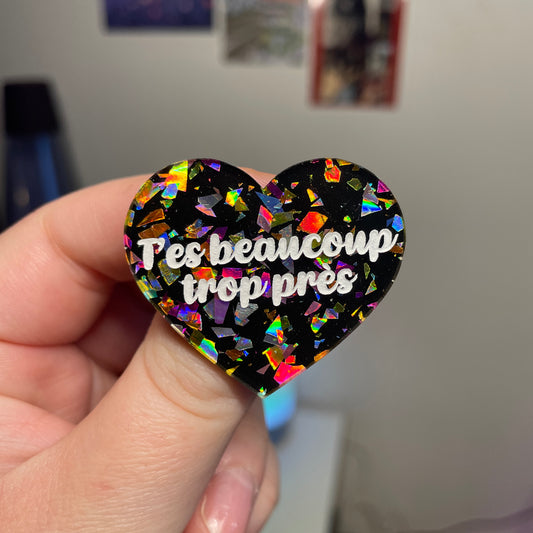 [Contrôle technique] Broche "T'es beaucoup trop près" en acrylique noire avec des éclats de confettis multicolores