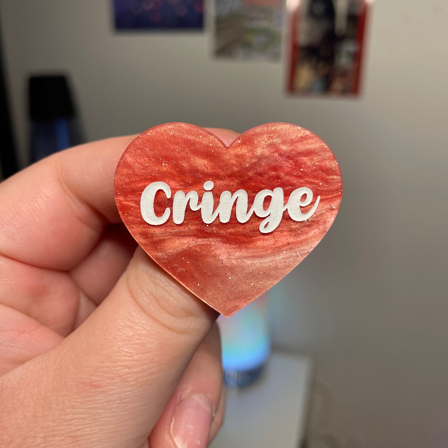 [Contrôle technique] Broche "Cringe" en acrylique marbrée rose à paillettes