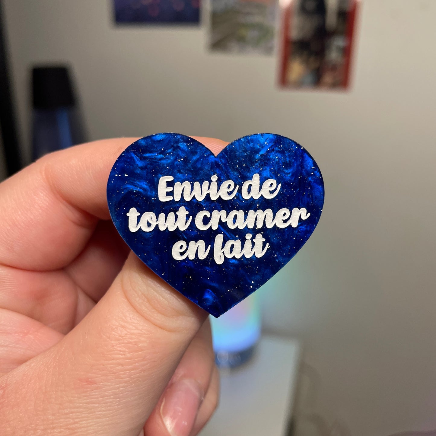 [Contrôle technique] Broche "Envie de tout cramer en fait" en acrylique marbrée bleue à paillettes