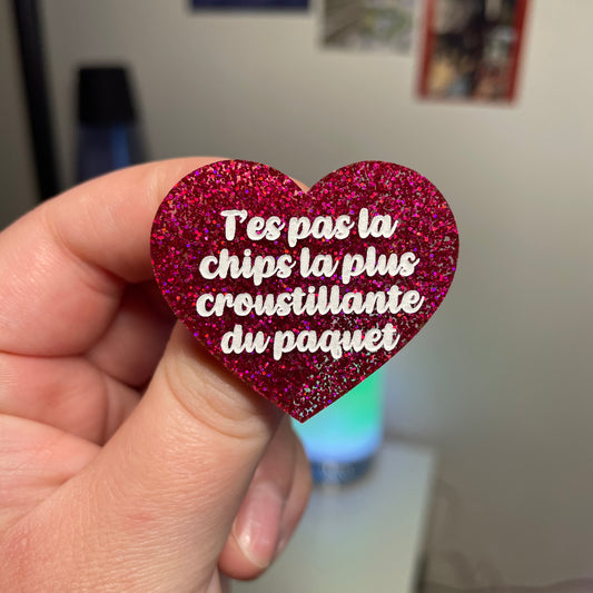 [Contrôle technique] Broche "T'es pas la chips la plus croustillante du paquet" en acrylique à paillettes roses