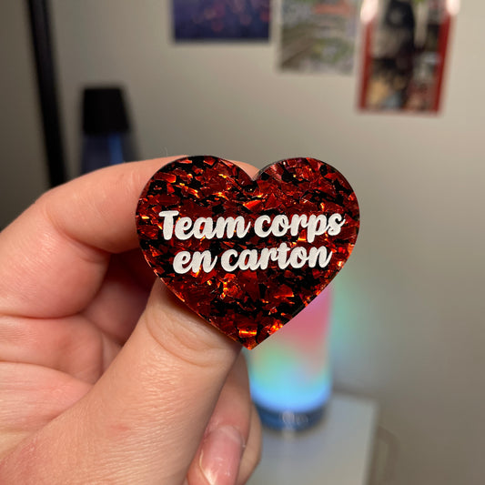 [Contrôle technique] Broche "Team corps en carton" en acrylique noire avec des éclats de confettis rouges