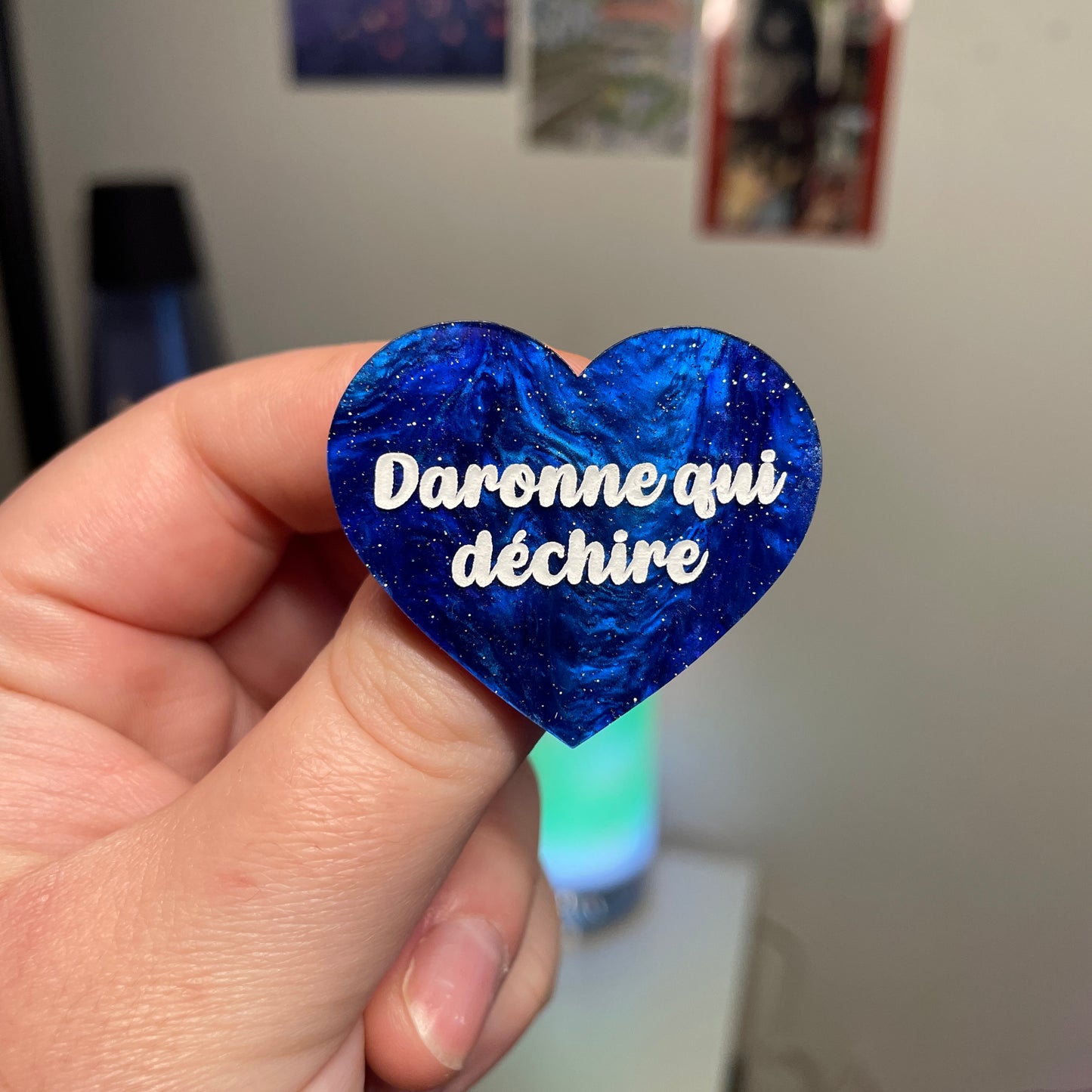 [Contrôle technique] Broche "Daronne qui déchire" en acrylique marbrée bleue à paillettes