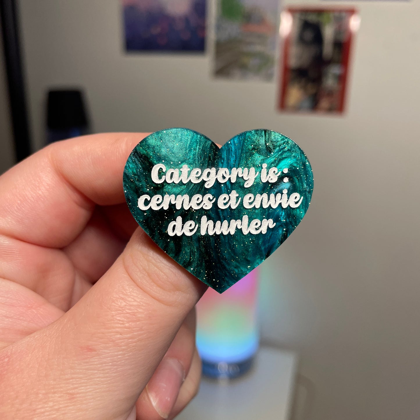 [Contrôle technique] Broche "Category is : cernes et envie de hurler" en acrylique marbrée verte et noire à paillettes