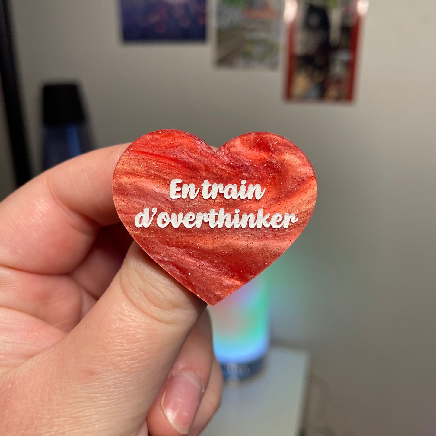 [Contrôle technique] Broche "En train d'overthinker" en acrylique marbrée rose à paillettes