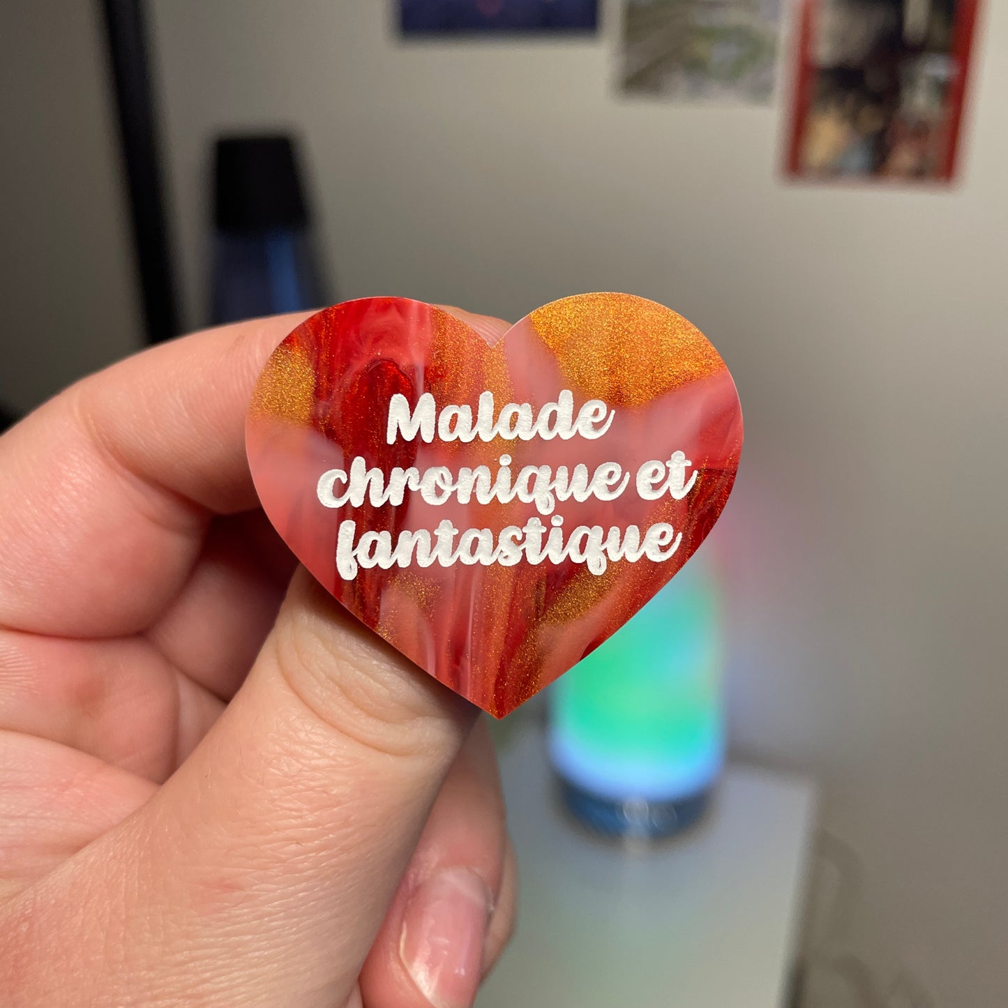 [Contrôle technique] Broche "Malade chronique et fantastique" en acrylique marbrée rouge, blanche et dorée