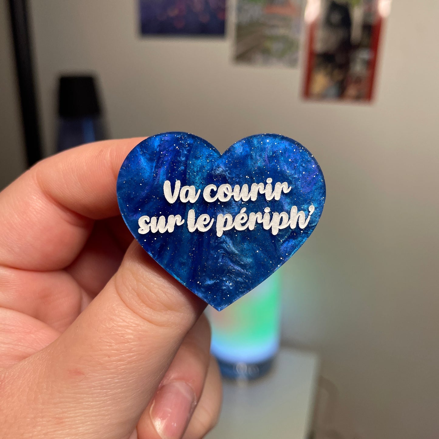 [Contrôle technique] Broche "Va courir sur le périph'" en acrylique marbrée bleue à paillettes