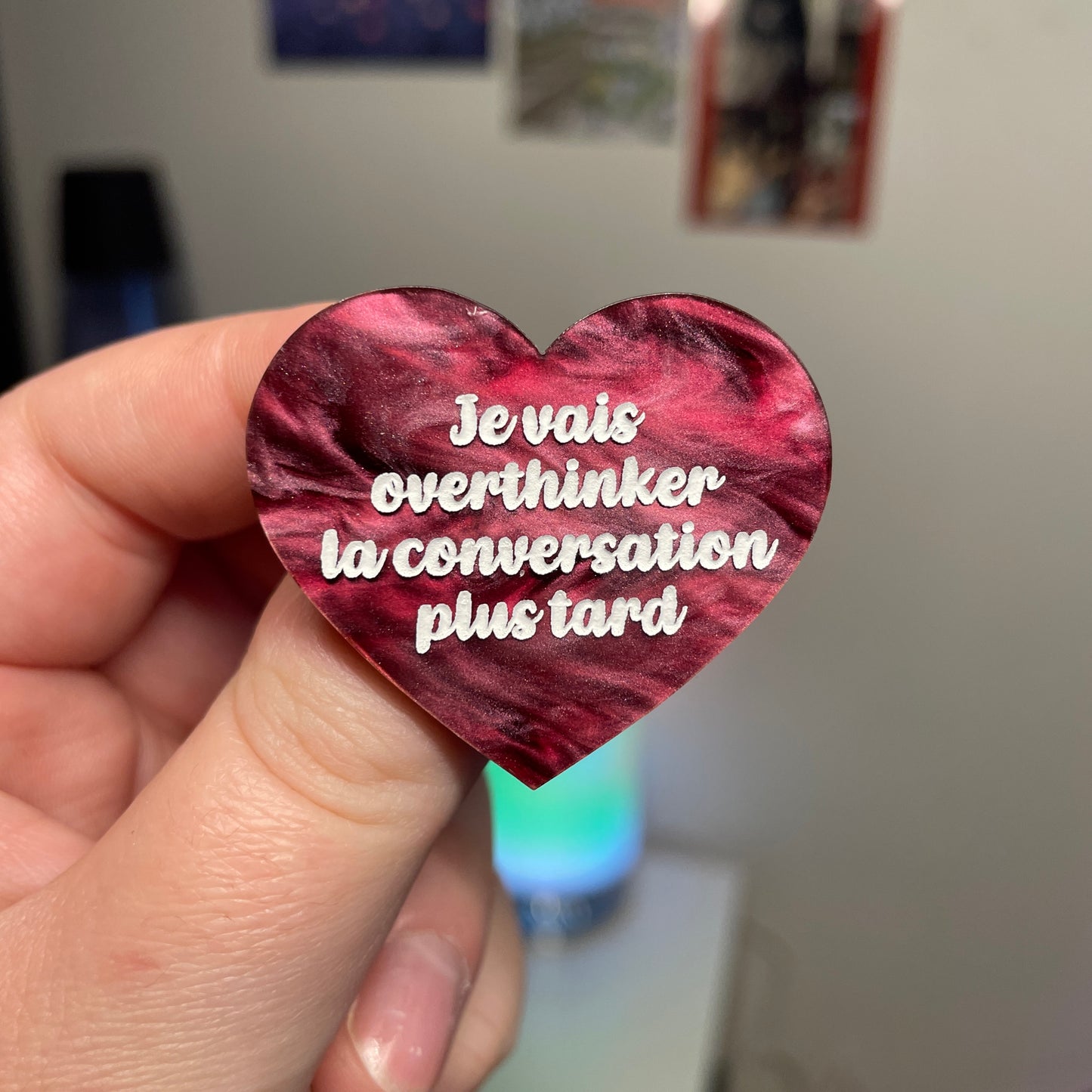 [Contrôle technique] Broche "Je vais overthinker la conversation plus tard" en acrylique marbrée bordeaux