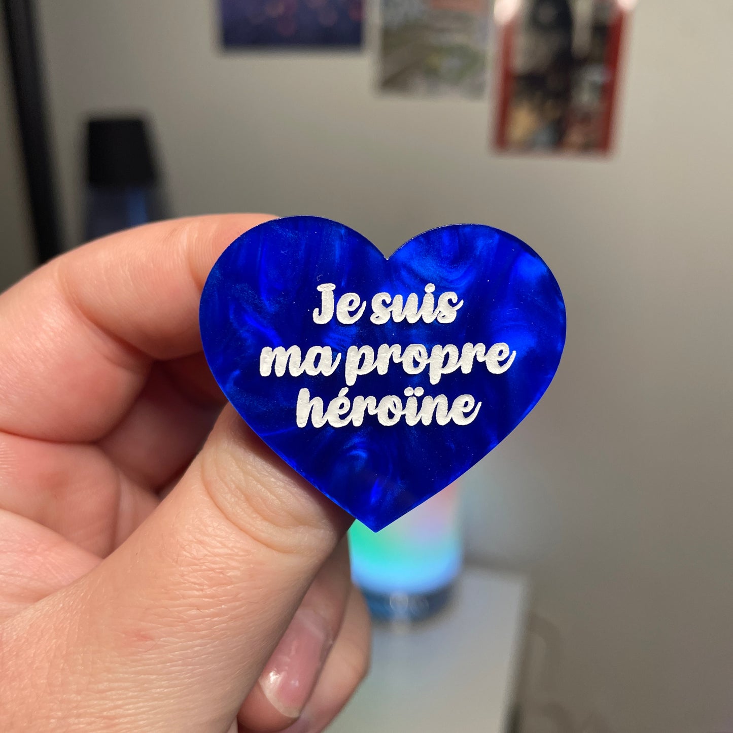 [Contrôle technique] Broche "Je suis ma propre héroïne" en acrylique marbrée bleue