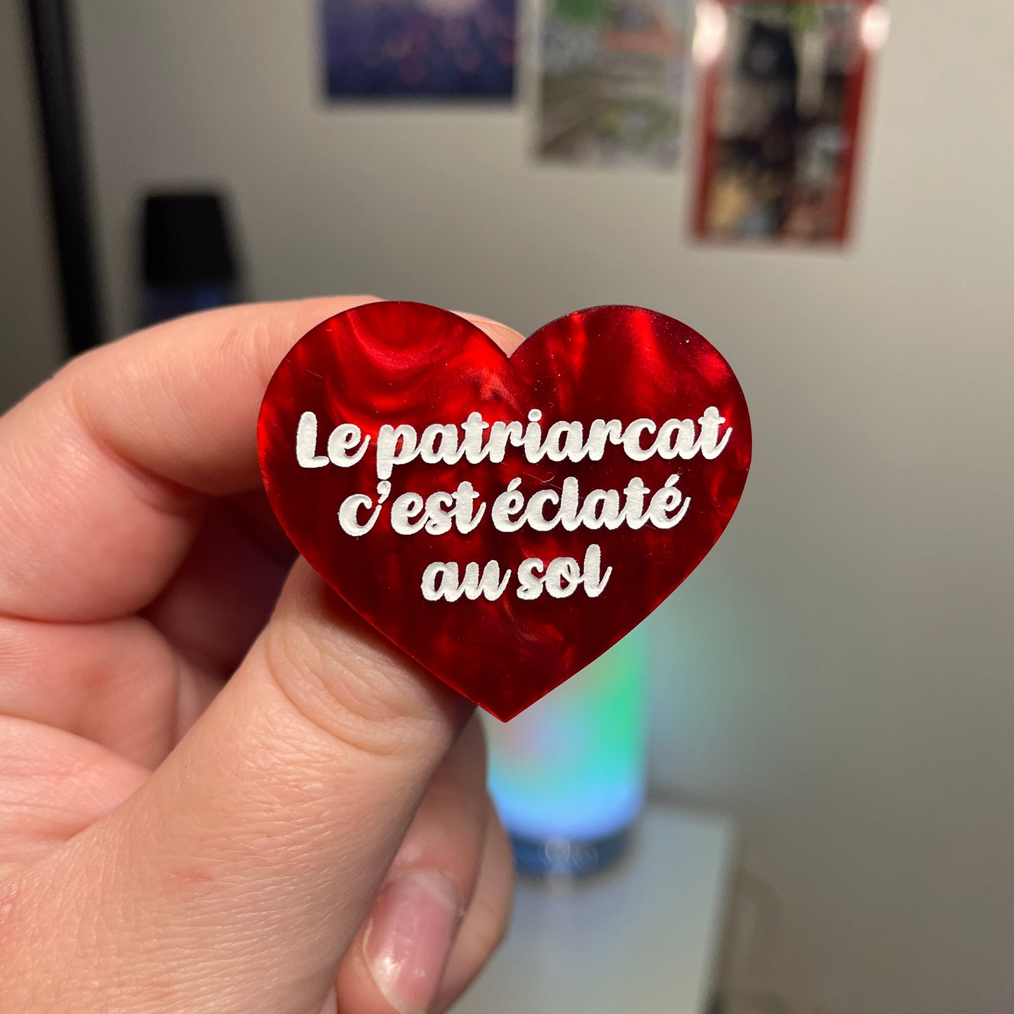 [Contrôle technique] Broche "Le patriarcat c'est éclaté au sol" en acrylique marbrée rouge