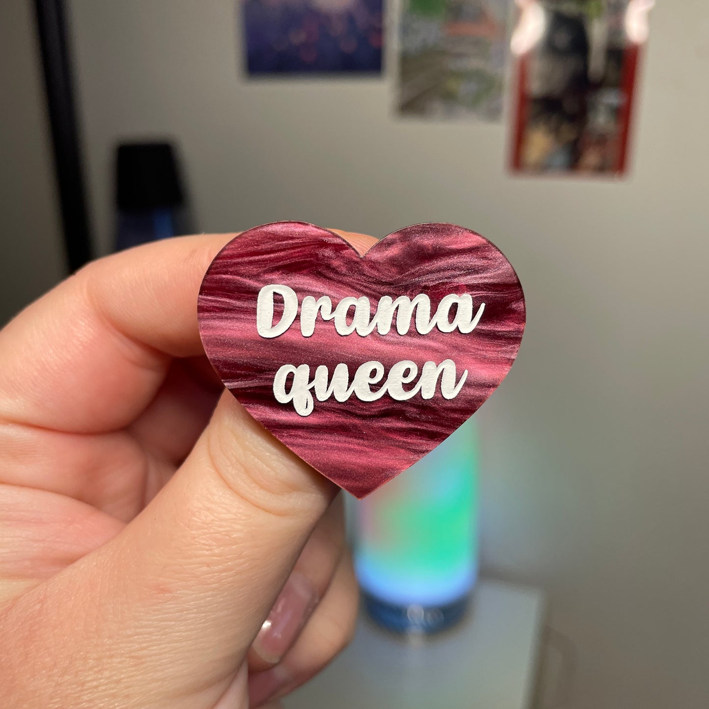 [Contrôle technique] Broche "Drama queen" en acrylique marbrée bordeaux