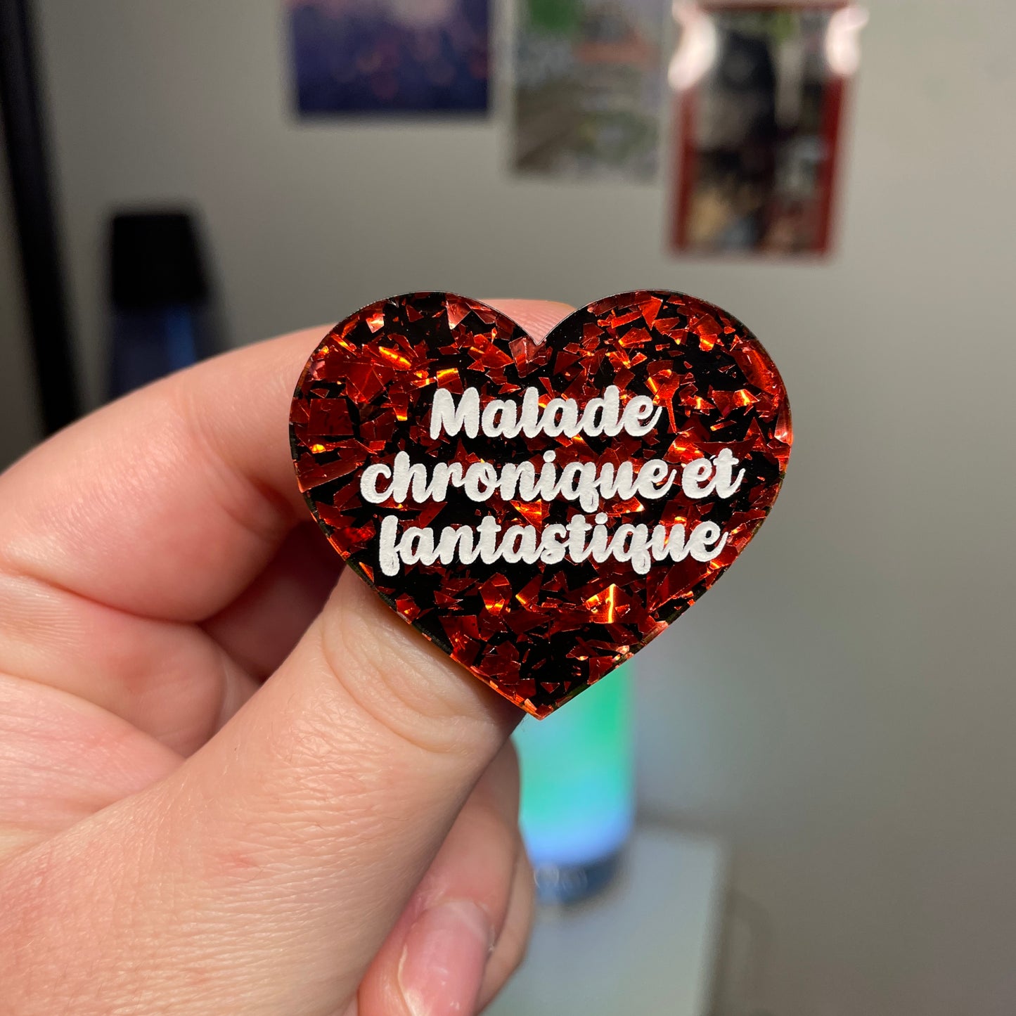 [Contrôle technique] Broche "Malade chronique et fantastique" en acrylique noire avec des éclats de confettis rouges