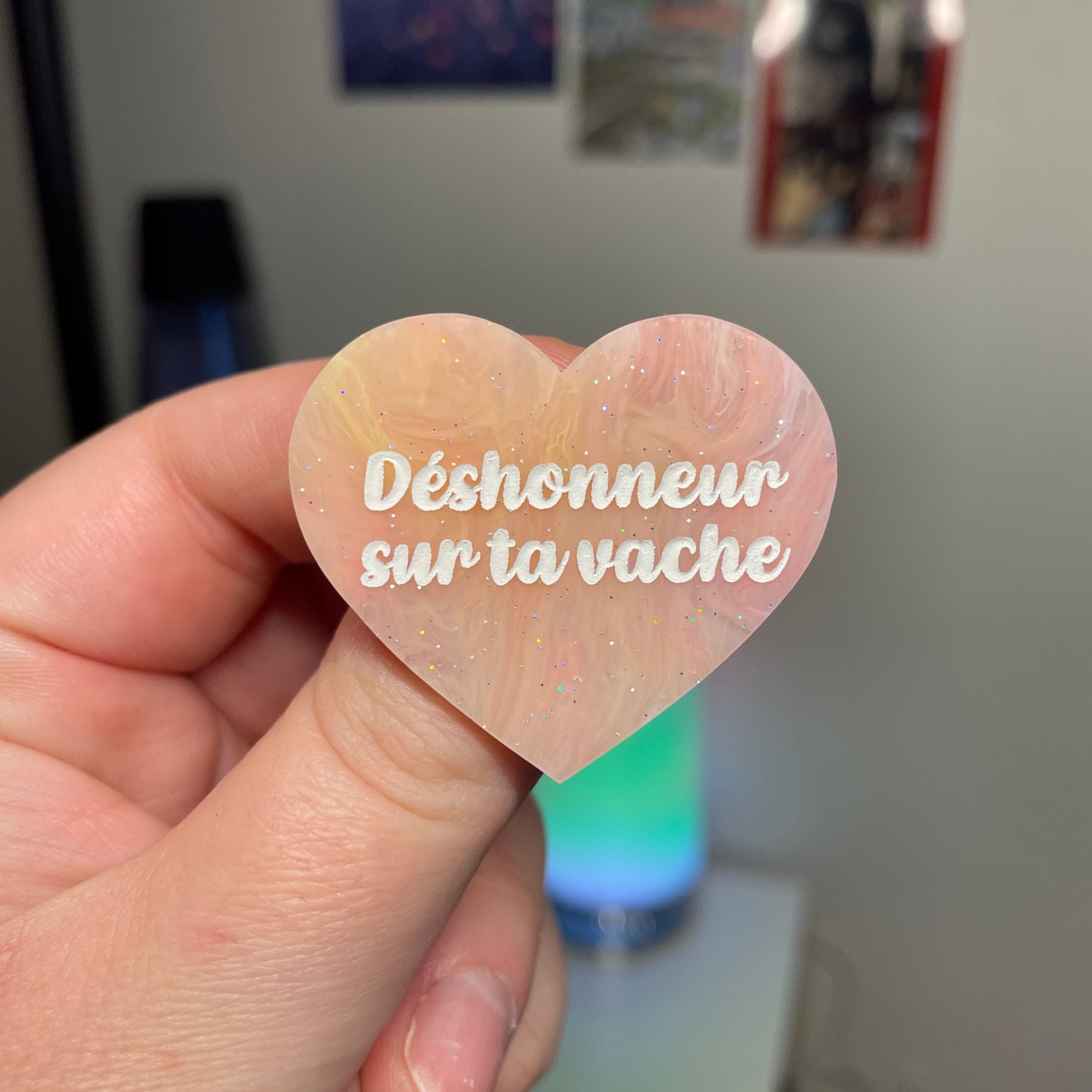 [Contrôle technique] Broche "Déshonneur sur ta vache" en acrylique marbrée corail, jaune et blanche à paillettes