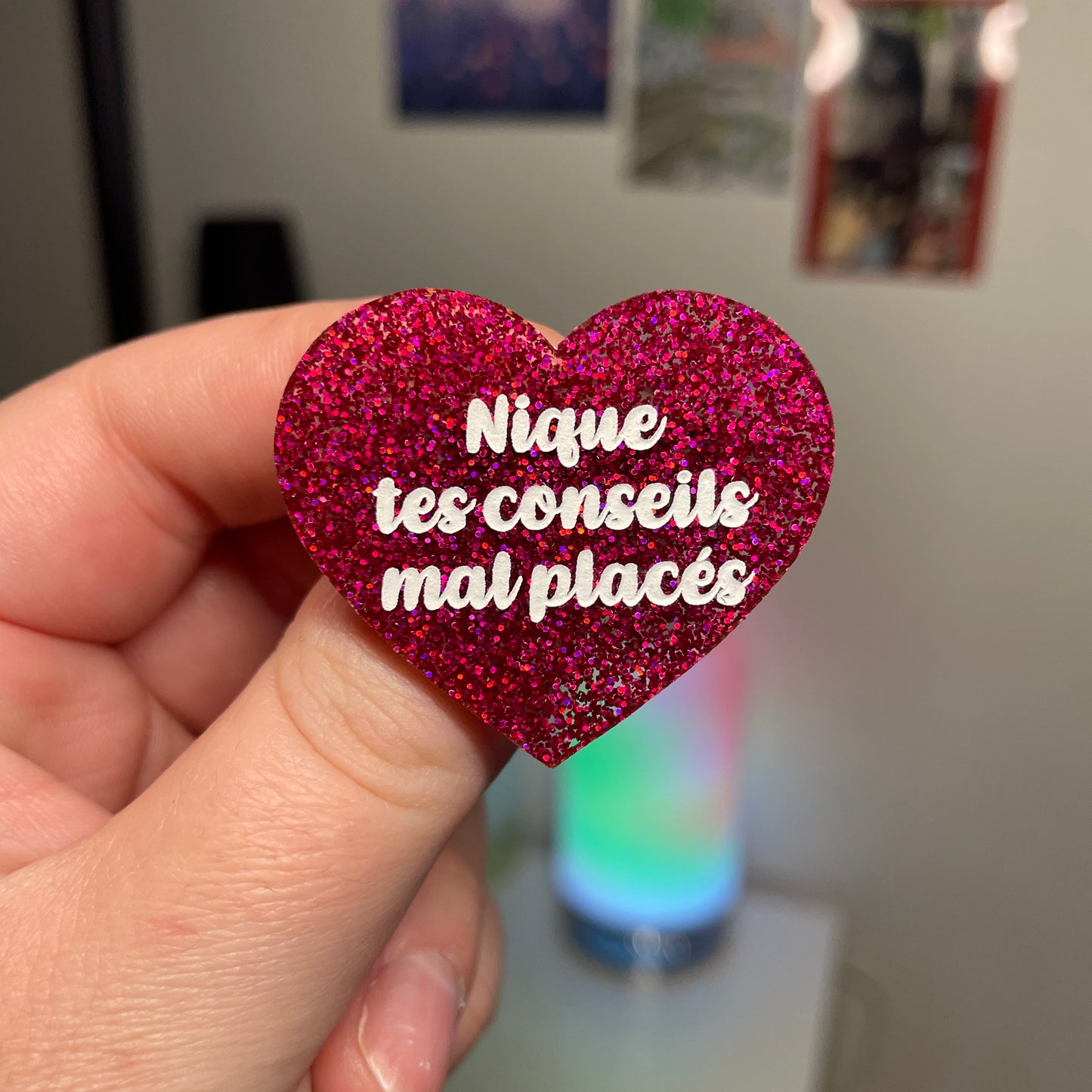 [Contrôle technique] Broche "Nique tes conseils mal placés" en acrylique à paillettes roses