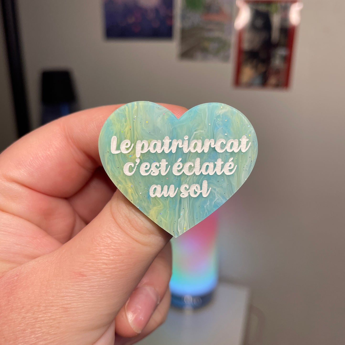 [Contrôle technique] Broche "Le patriarcat c'est éclaté au sol" en acrylique marbrée bleue et jaune