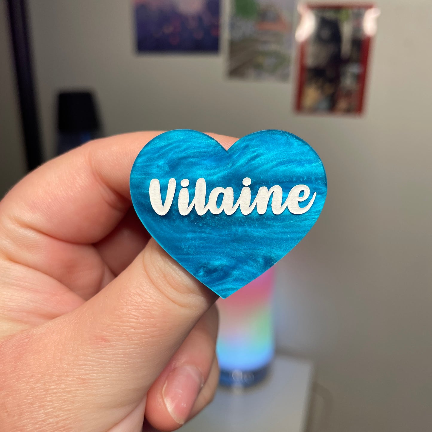 [Contrôle technique] Broche "Vilaine" en acrylique marbrée bleue
