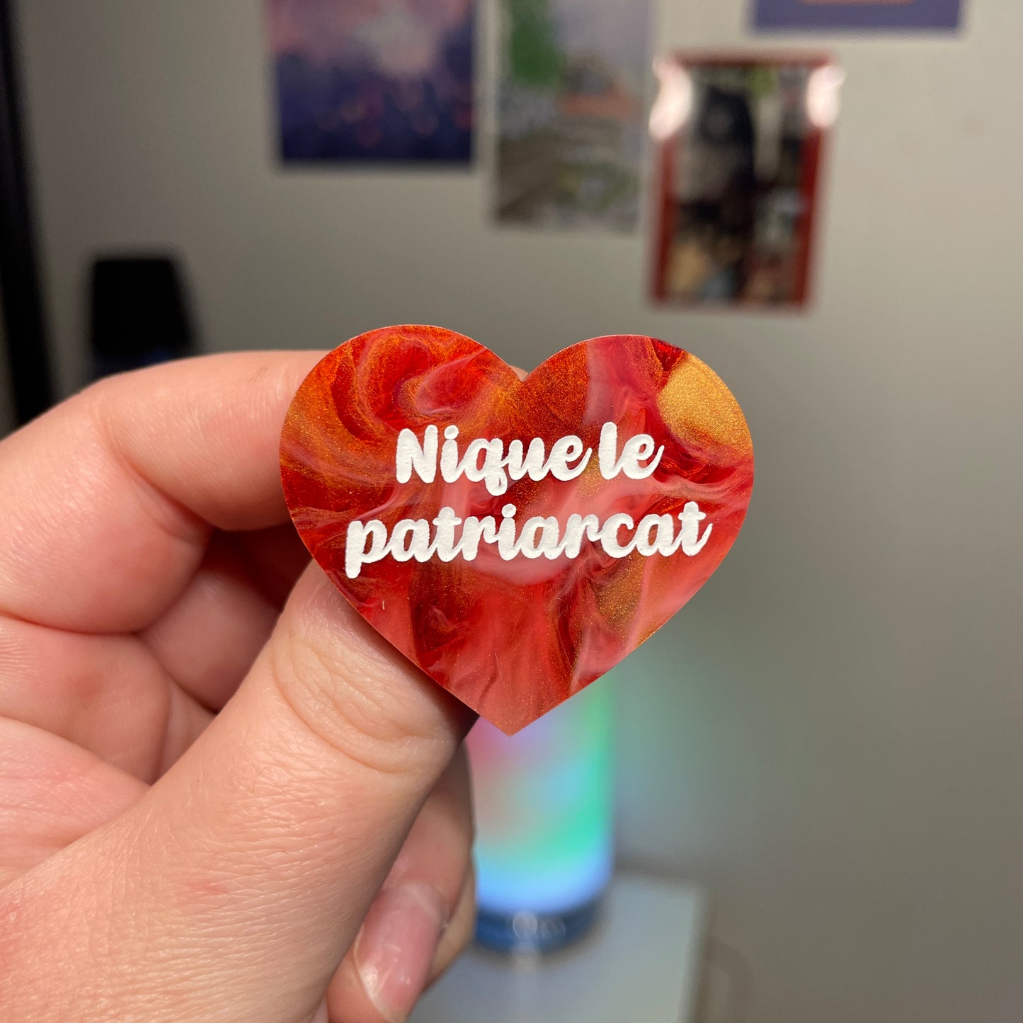 [Contrôle technique] Broche "Nique le patriarcat" en acrylique marbrée rouge, blanche et dorée