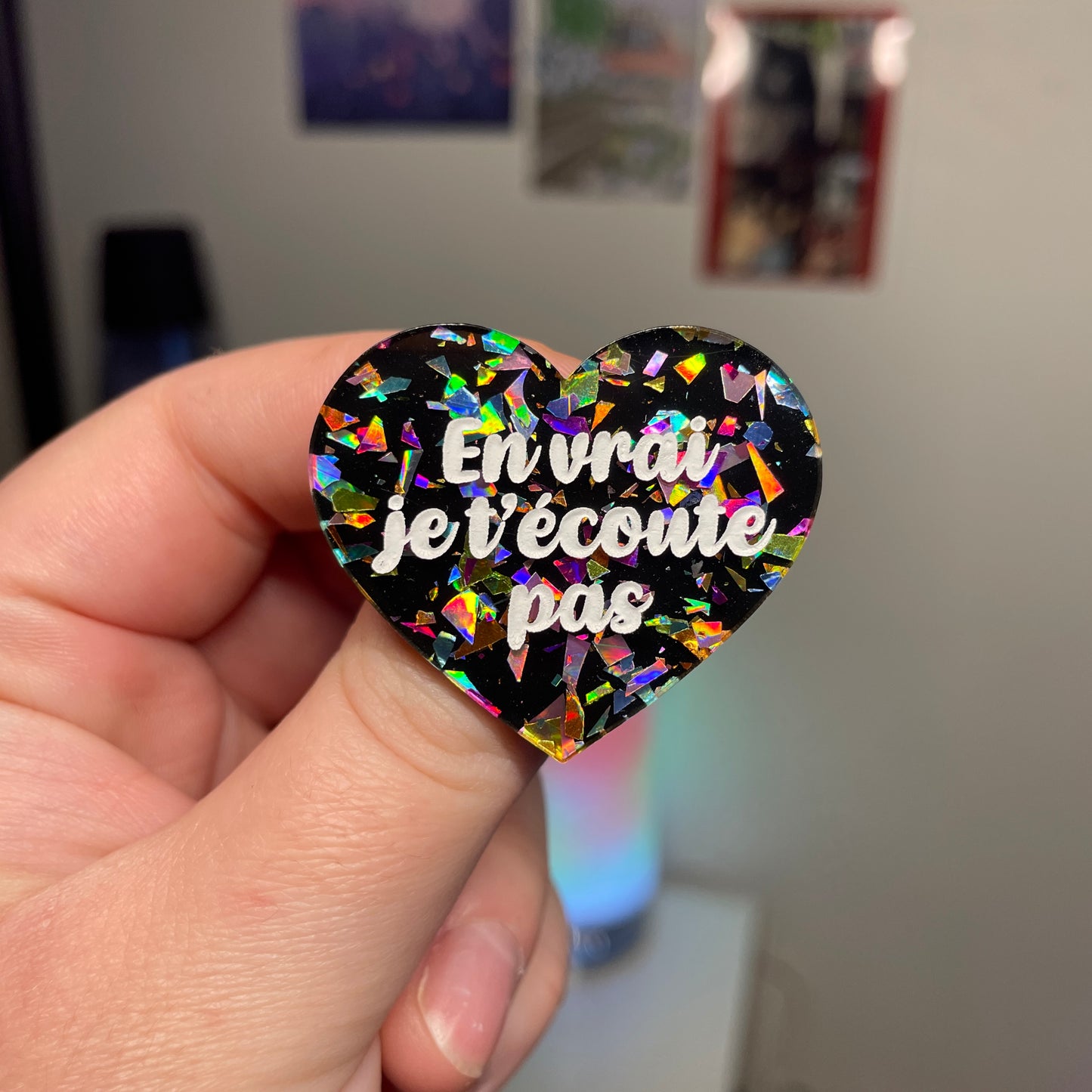 [Contrôle technique] Broche "En vrai je t'écoute pas" en acrylique noire avec des éclats de confettis multicolores