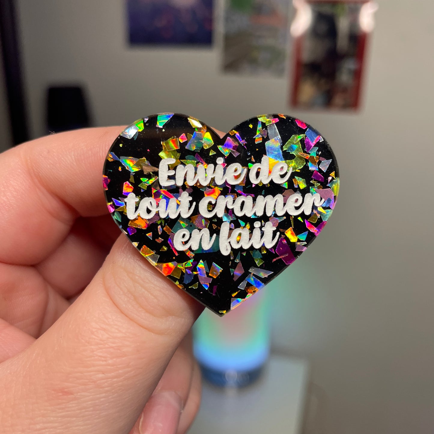 [Contrôle technique] Broche "Envie de tout cramer en fait" en acrylique noire avec des éclats de confettis multicolores