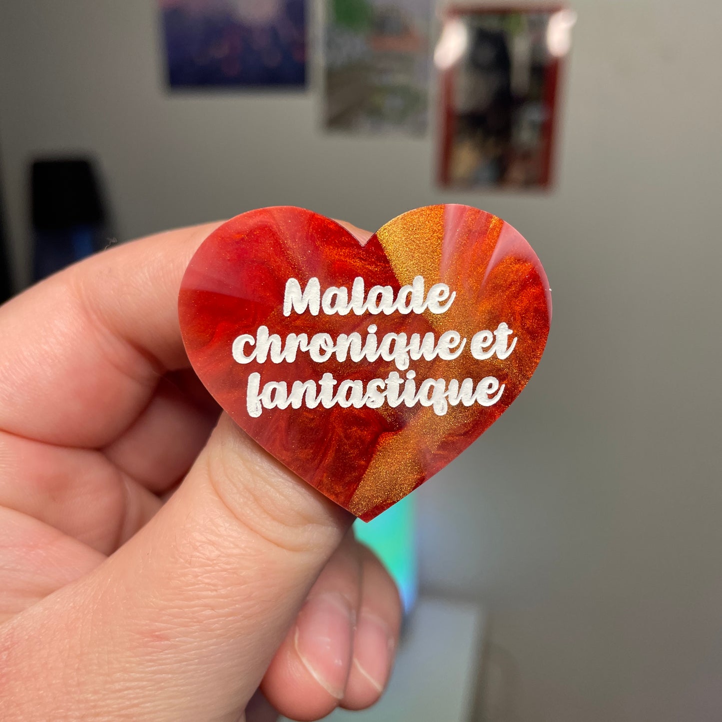 [Contrôle technique] Broche "Malade chronique et fantastique" en acrylique marbrée rouge, blanche et dorée