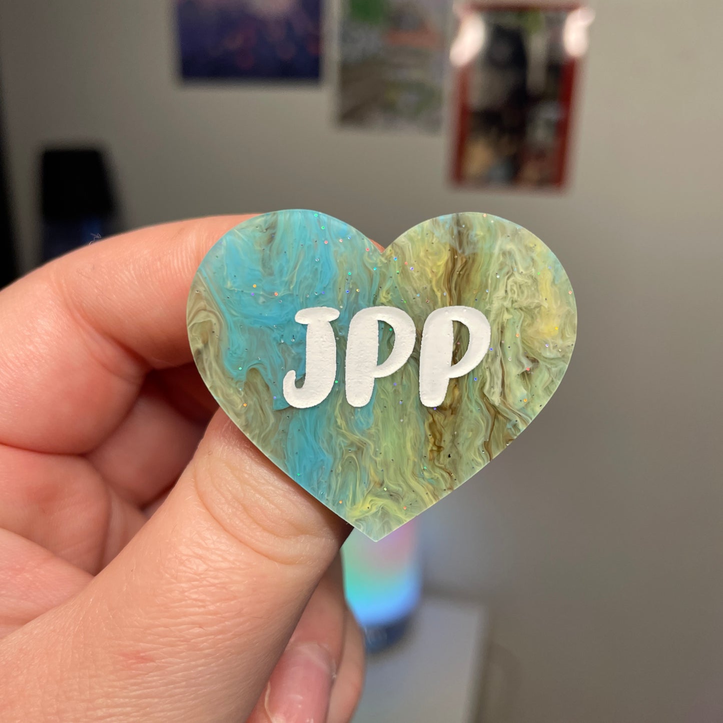 [Contrôle technique] Broche "JPP" en acrylique marbrée bleue et marron