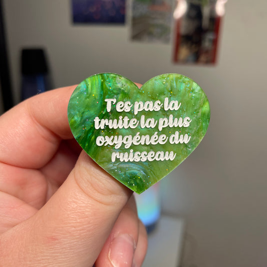 [Contrôle technique] Broche "T'es pas la truite la plus oxygénée du ruisseau" en acrylique marbrée verte à paillettes