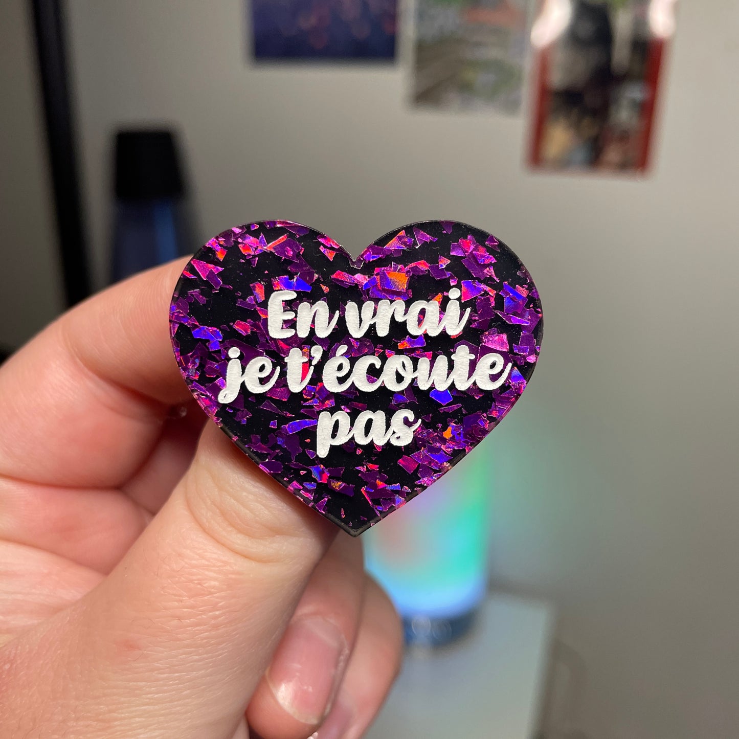 [Contrôle technique] Broche "En vrai je t'écoute pas" en acrylique noire avec des éclats de confettis violets