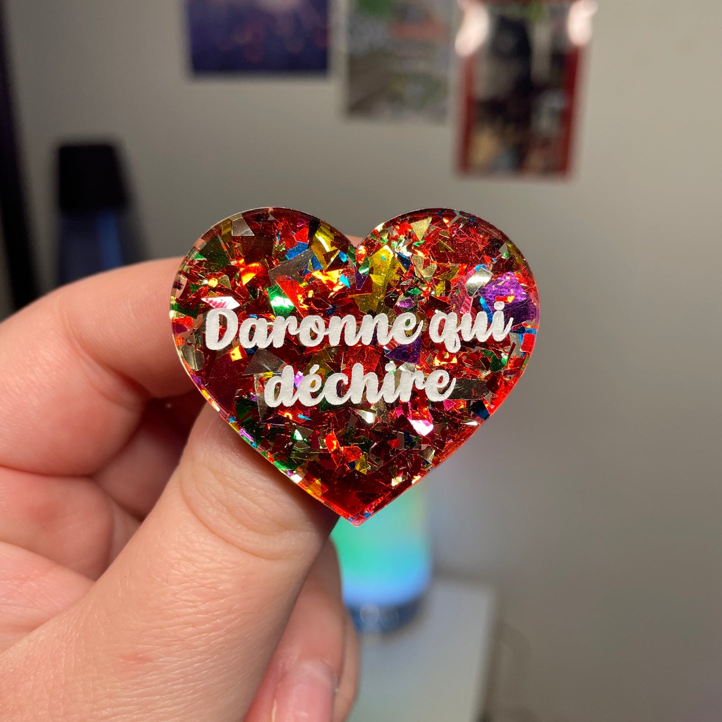 [Contrôle technique] Broche "Daronne qui déchire" en acrylique transparente avec des éclats de confettis rouges et multicolores
