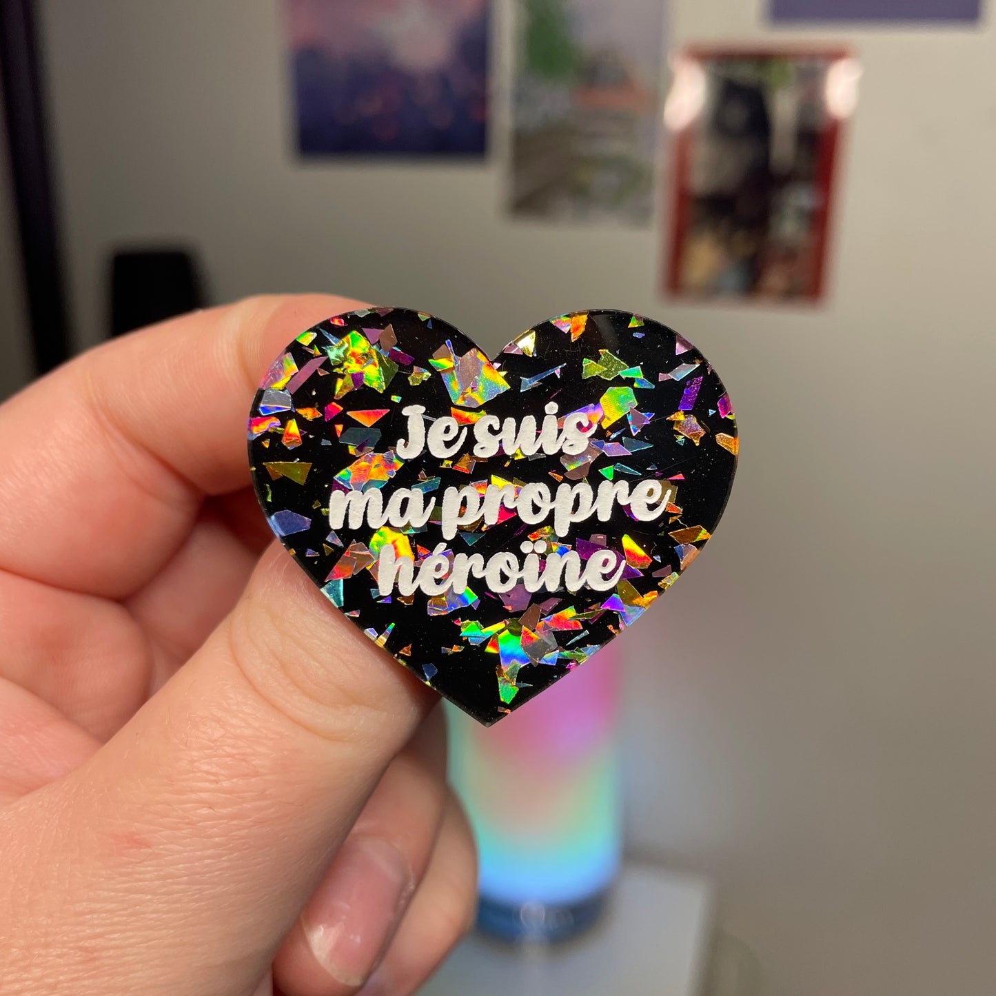 [Contrôle technique] Broche "Je suis ma propre héroïne" en acrylique noire avec des éclats de confettis multicolores