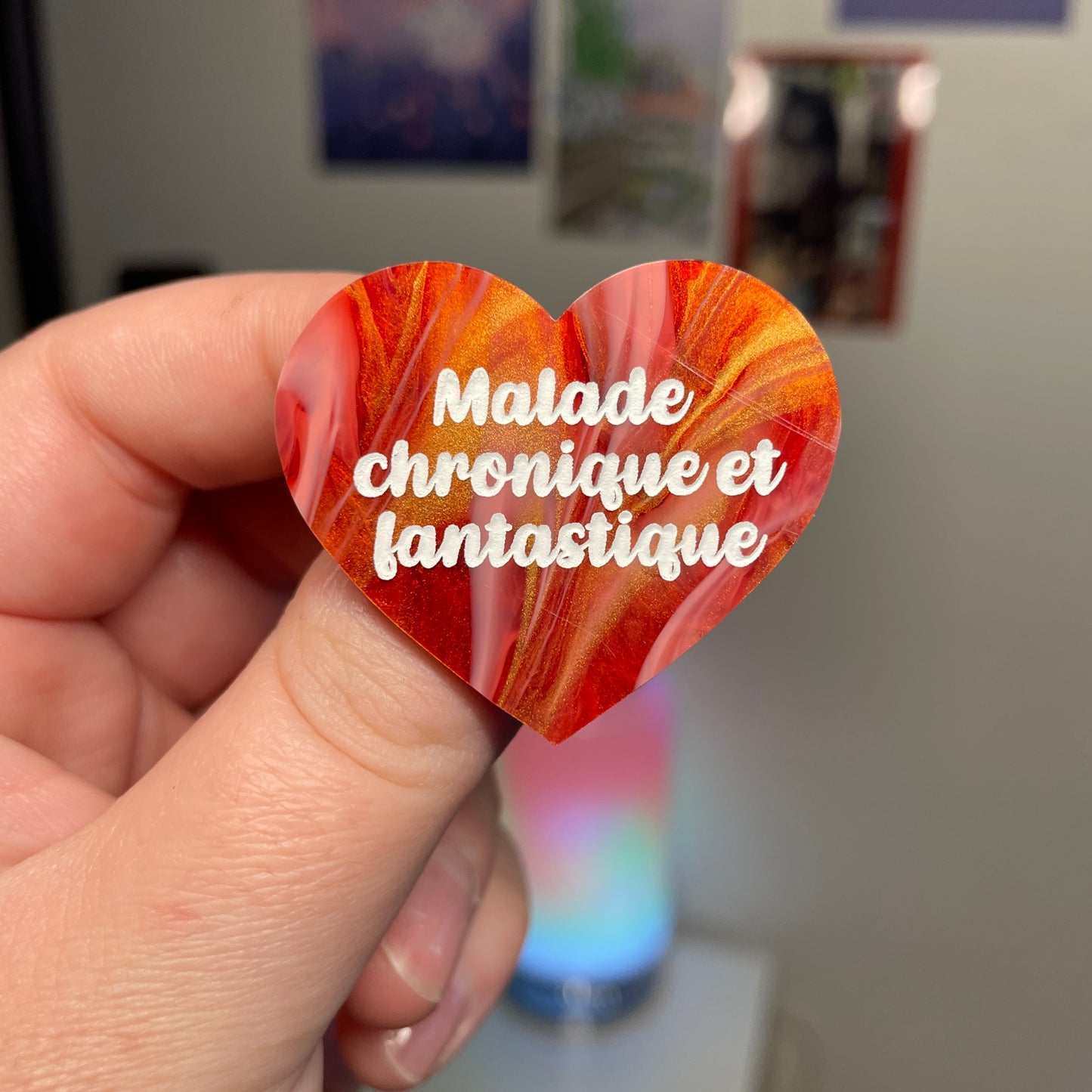 [Contrôle technique] Broche "Malade chronique et fantastique" en acrylique marbrée rouge, blanche et dorée