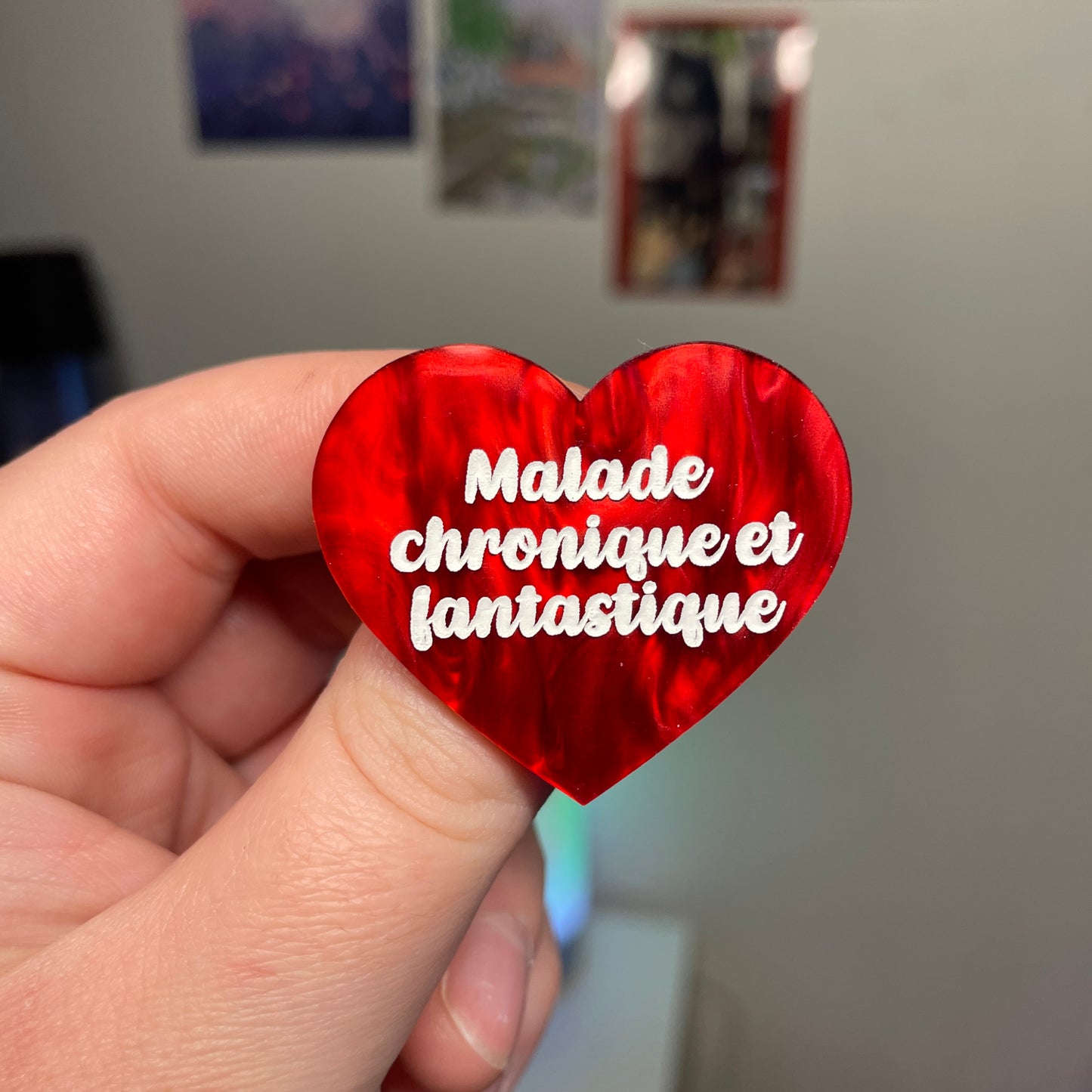 [Contrôle technique] Broche "Malade chronique et fantastique" en acrylique marbrée rouge